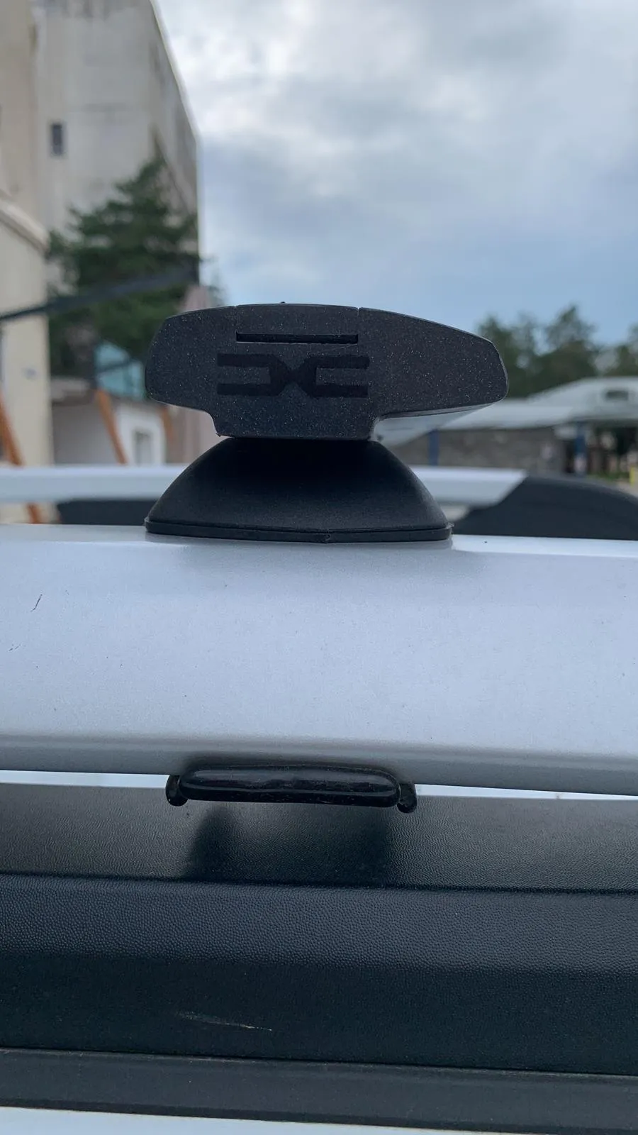 Giá đỡ cuối thanh chắn mái xe Dacia Duster