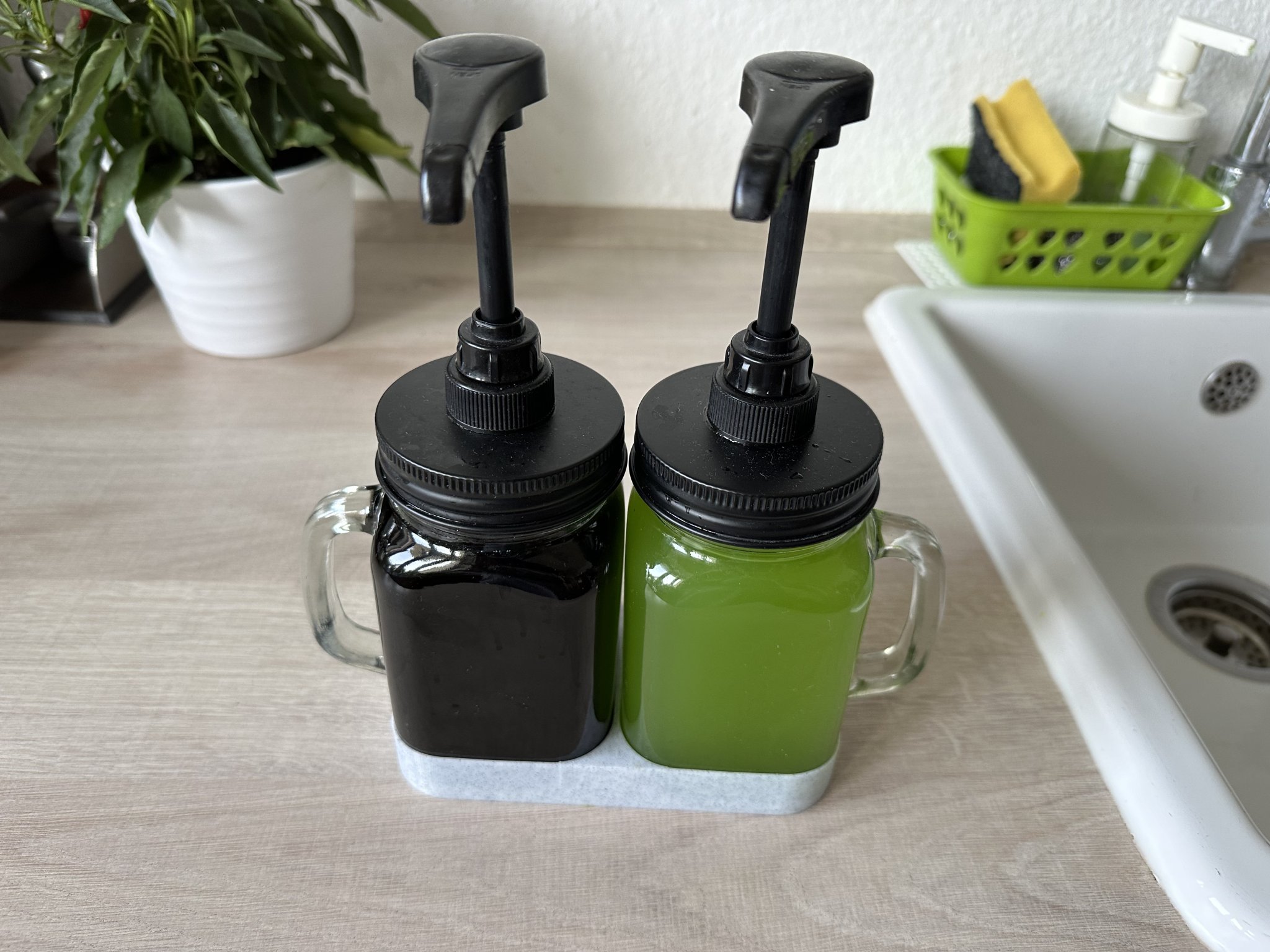 Giá đỡ giữ chặt bình siro gọn gàng trên bàn bếp