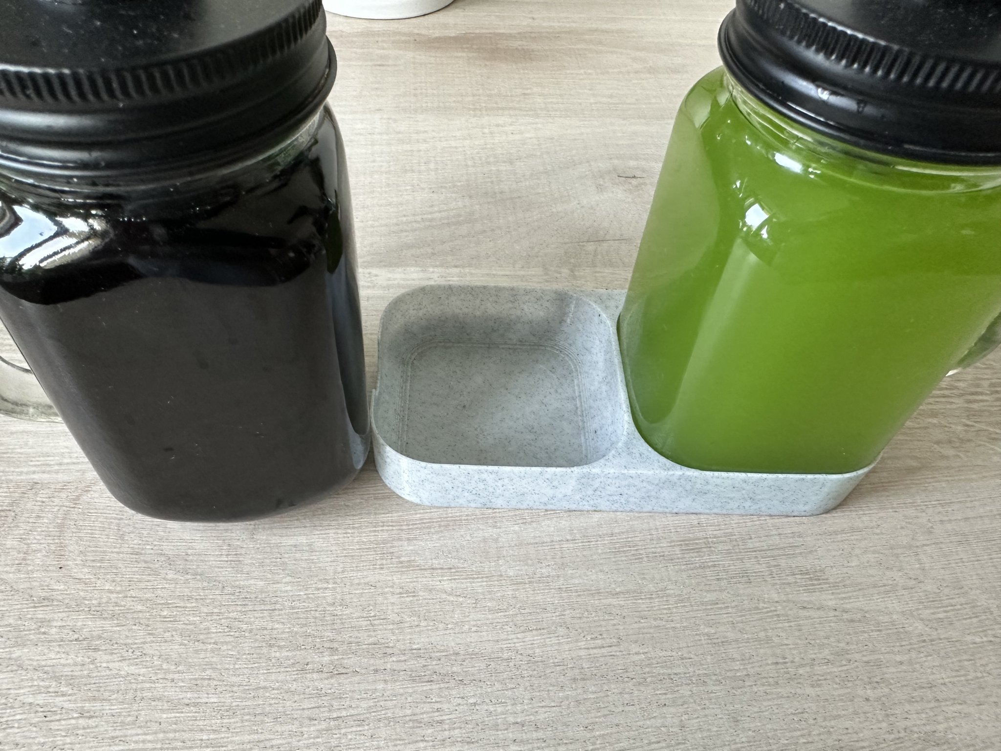 Giá đỡ giữ chặt bình siro gọn gàng trên bàn bếp