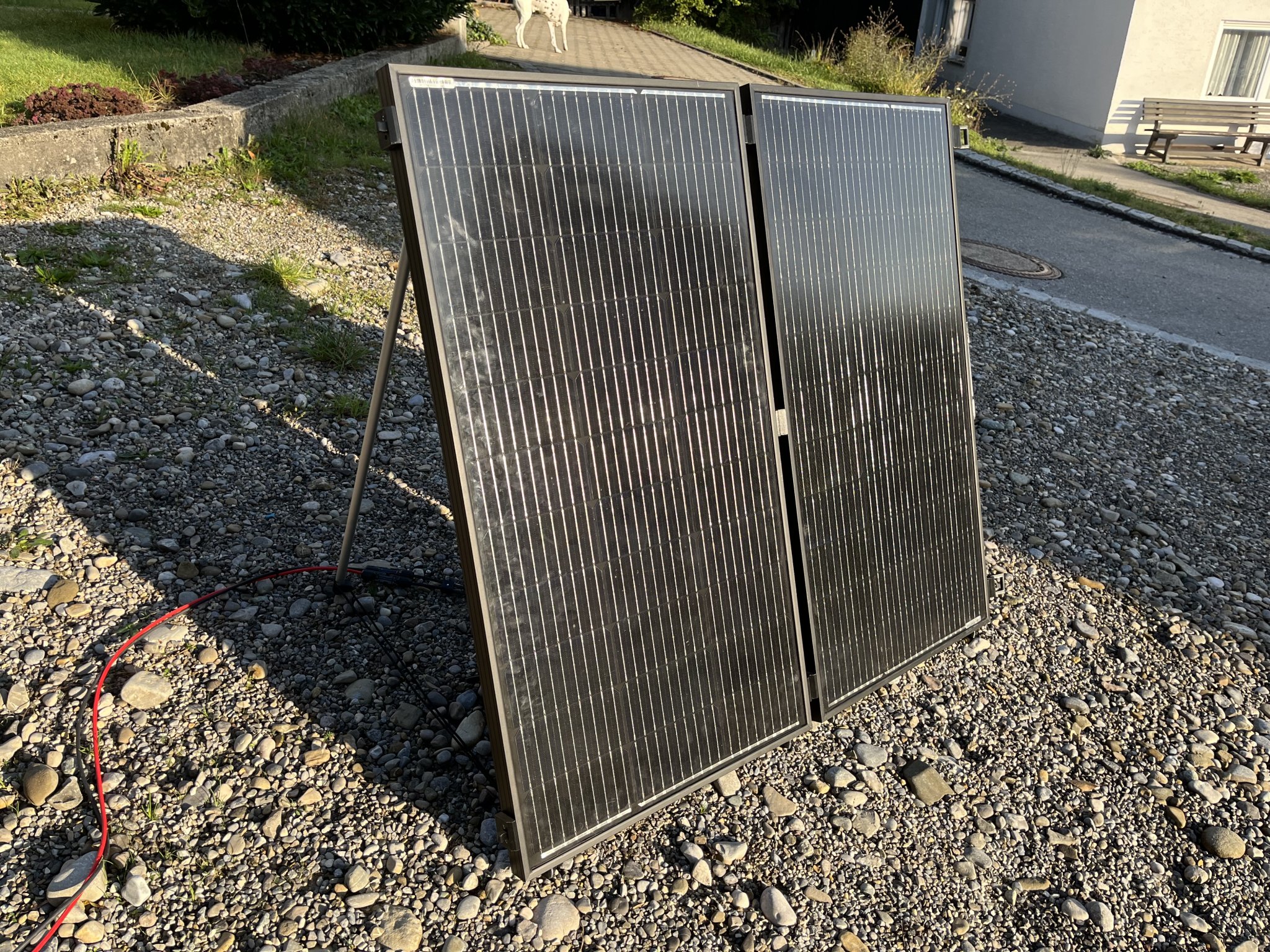 Hộp năng lượng mặt trời di động từ 2 tấm pin 100W