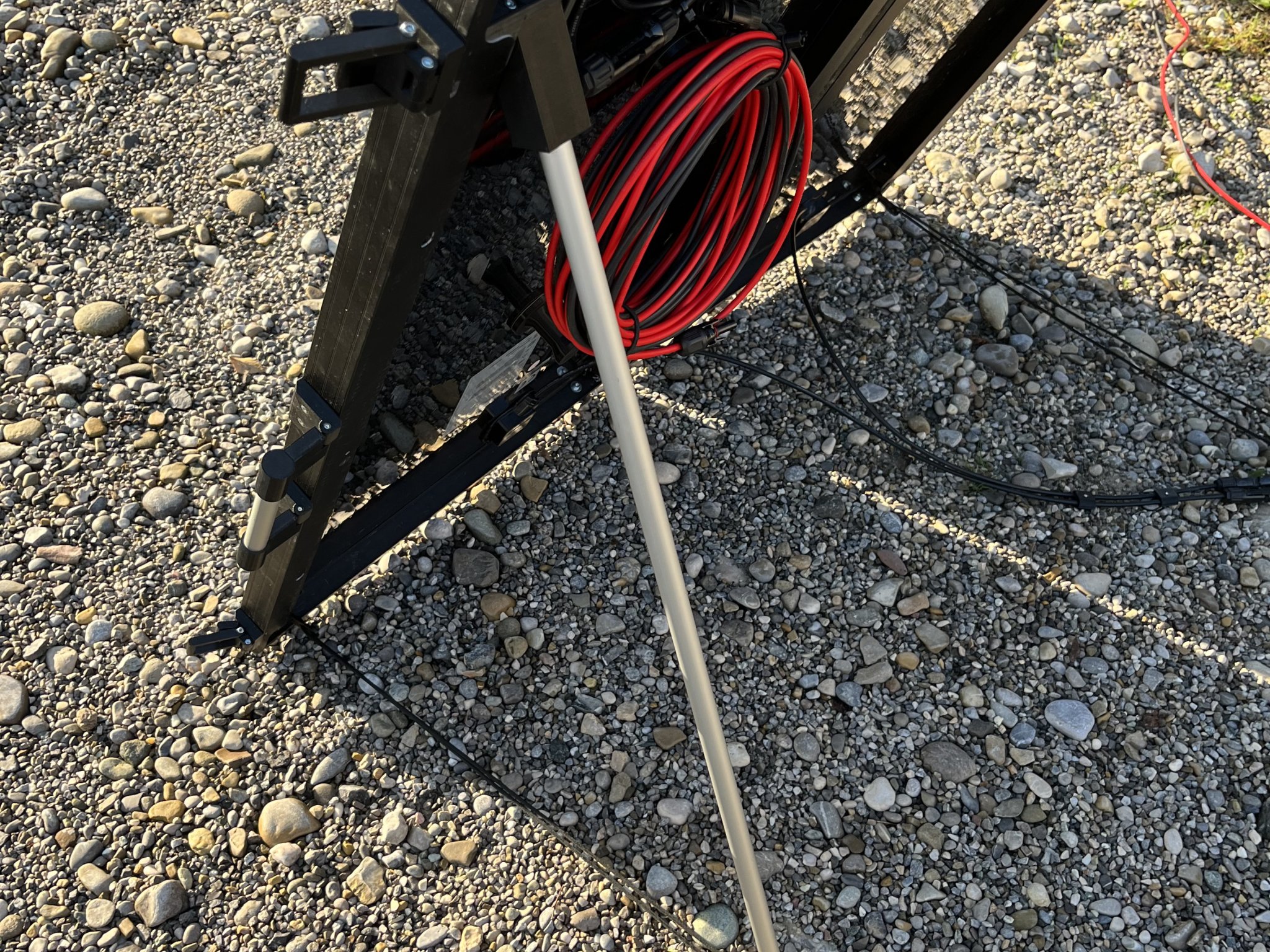 Hộp năng lượng mặt trời di động từ 2 tấm pin 100W