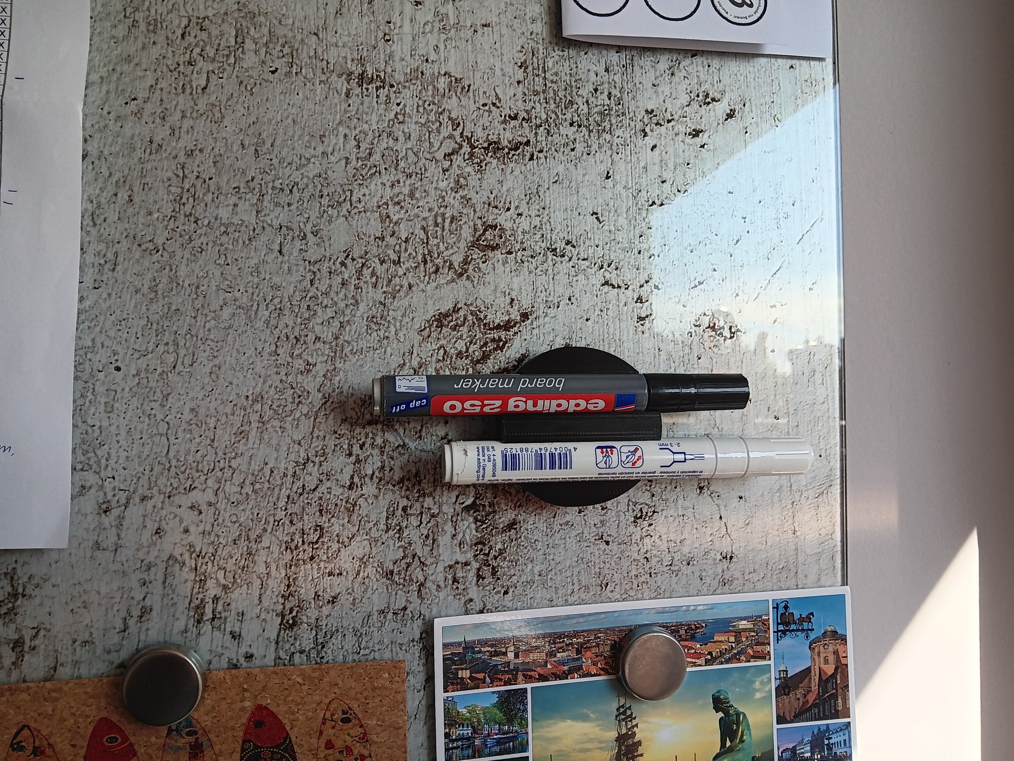 Kẹp bút trắng với chức năng tẩy từ tính