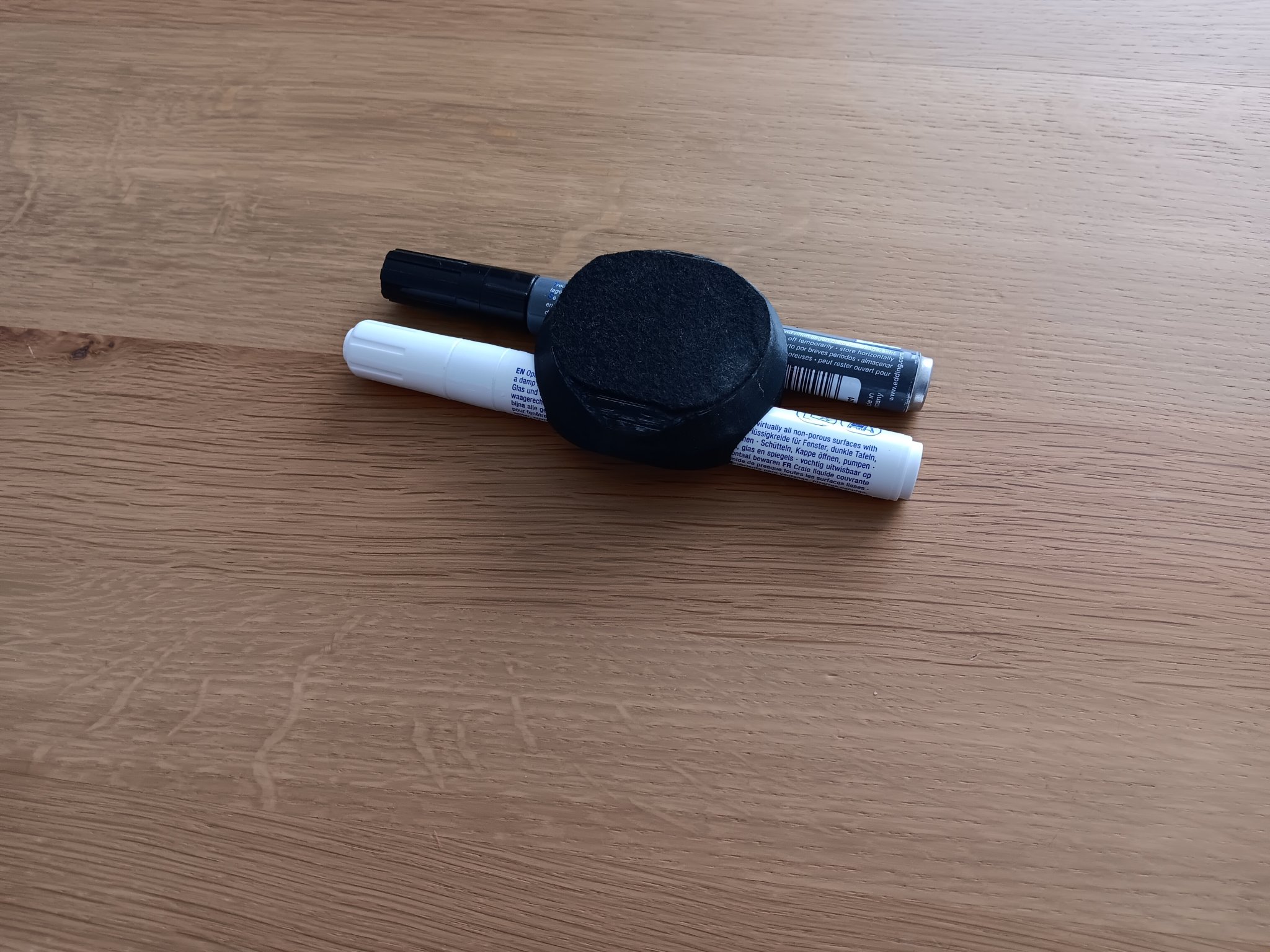 Kẹp bút trắng với chức năng tẩy từ tính