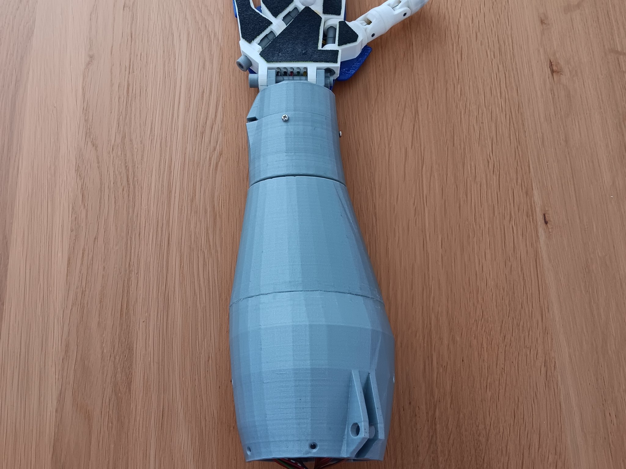 Cánh tay và bàn tay phải của mô hình InMoov