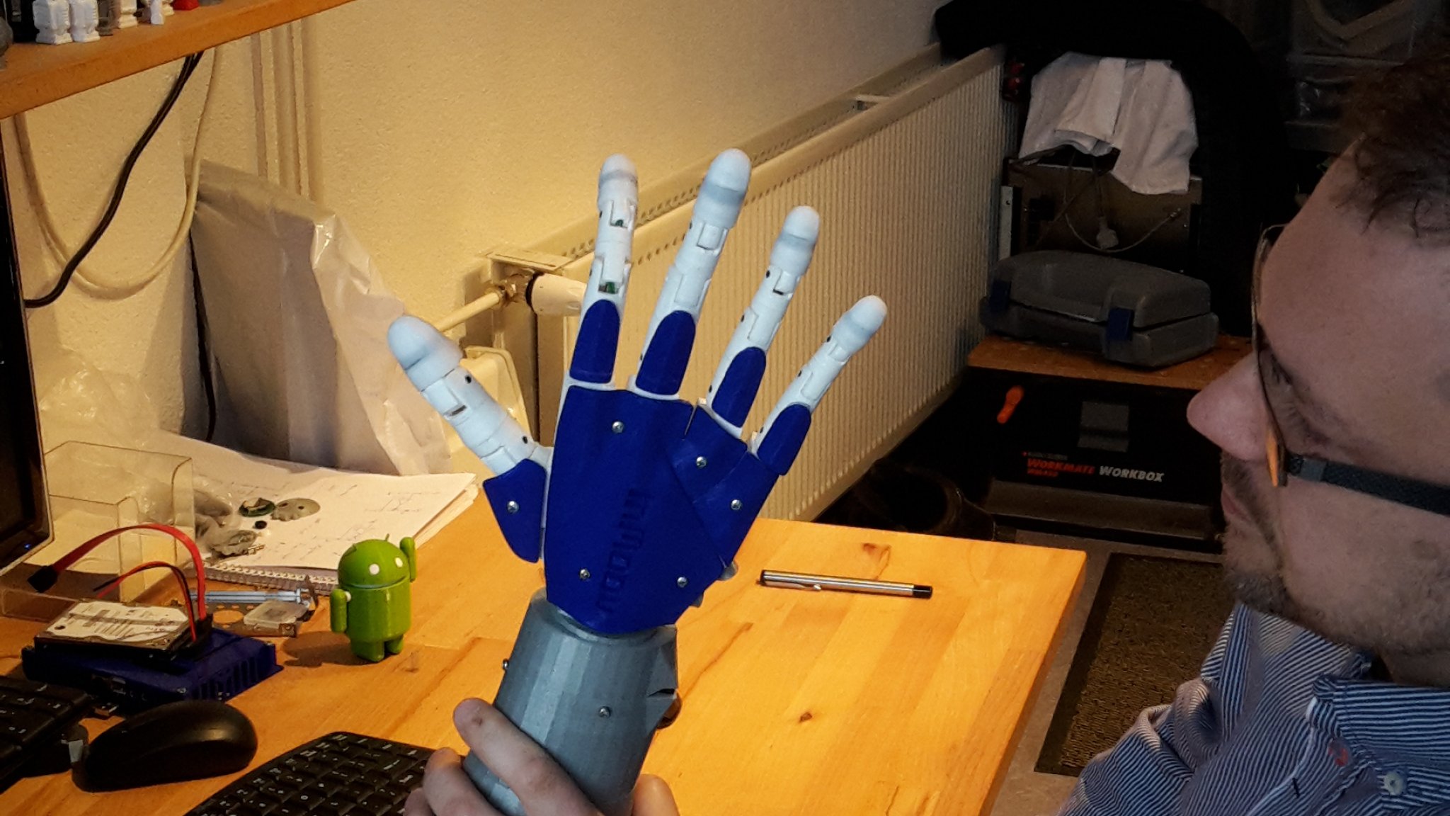 Cánh tay và bàn tay phải của mô hình InMoov