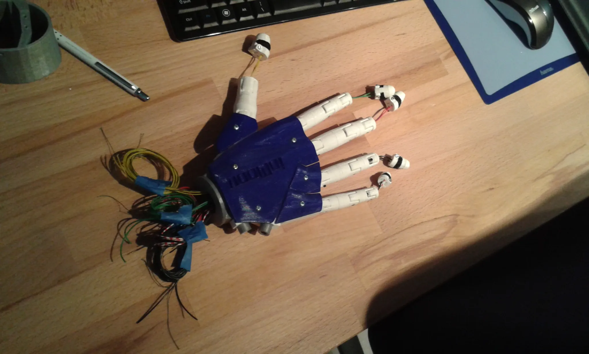 Cánh tay và bàn tay phải của mô hình InMoov