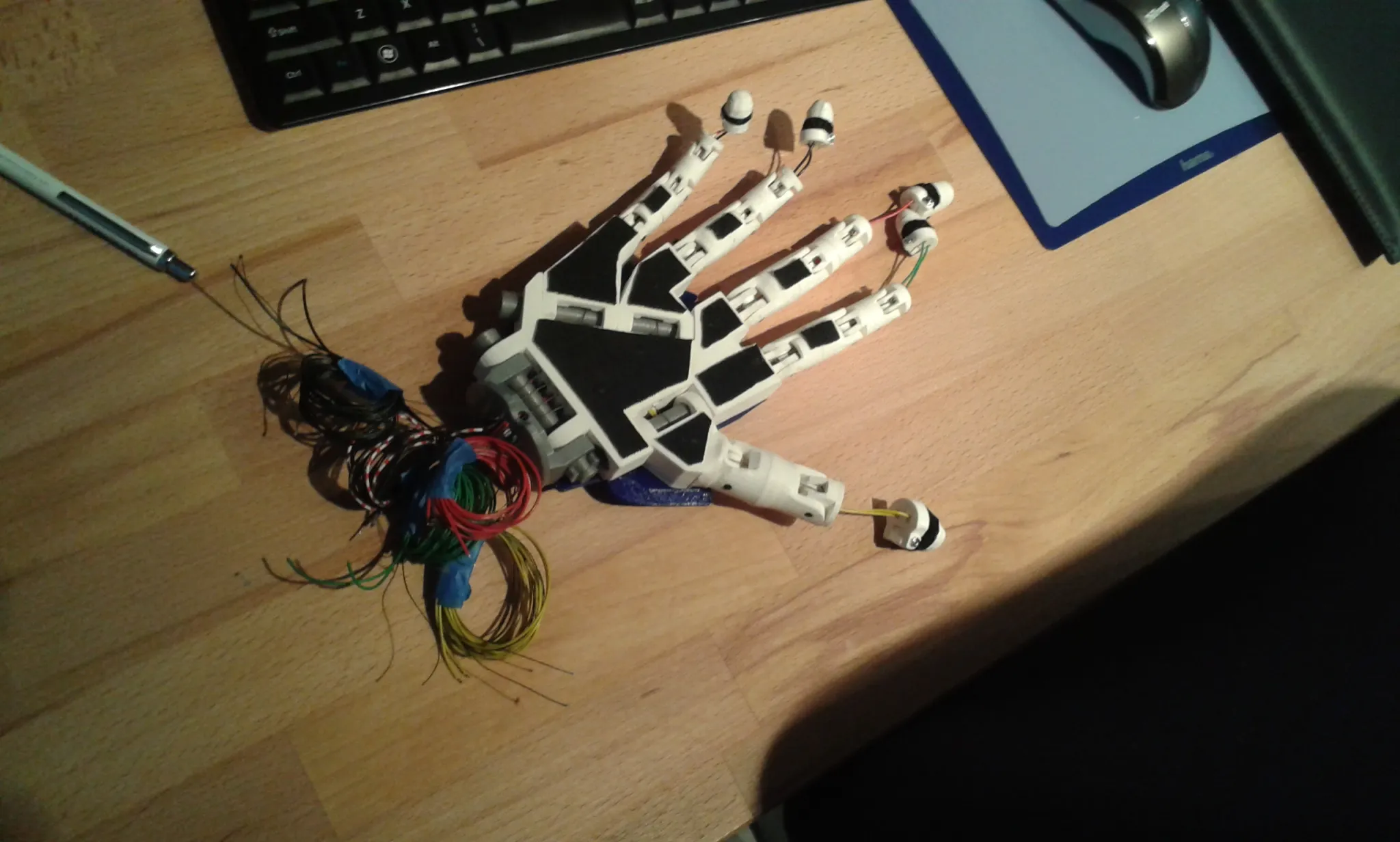 Cánh tay và bàn tay phải của mô hình InMoov