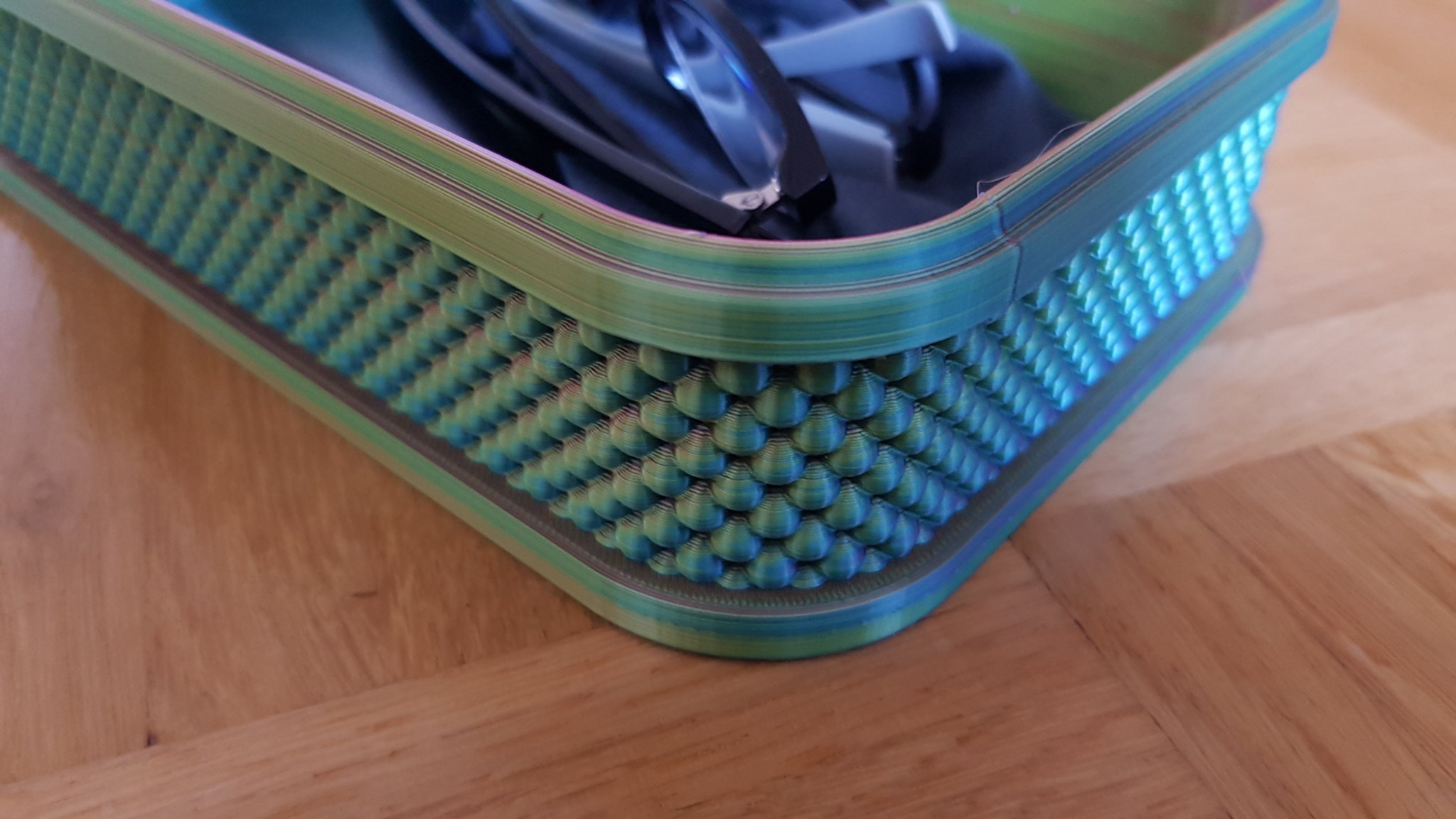 Thùng xếp chồng đa dạng thiết kế kích thước 196x136x47mm