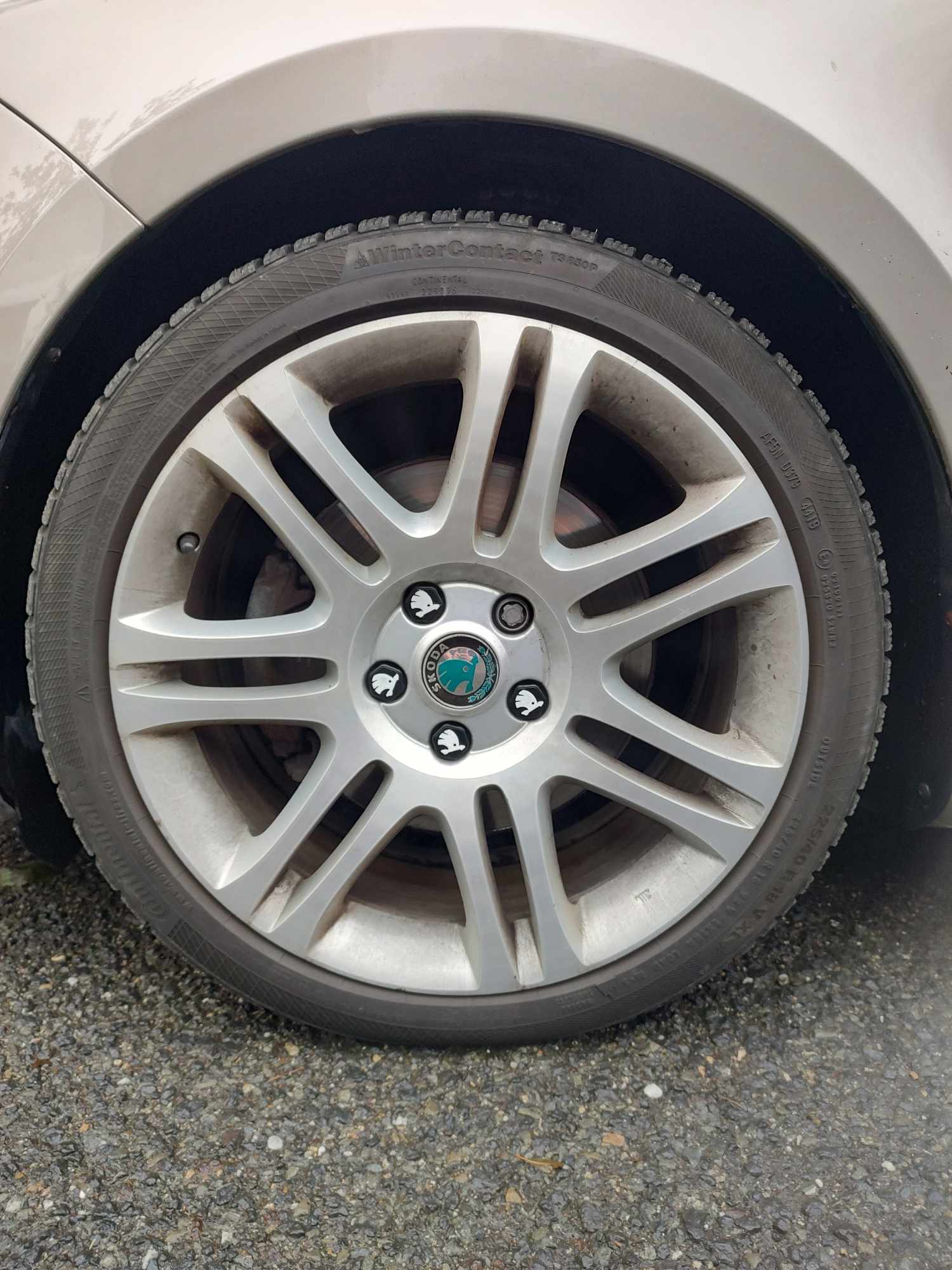 Nắp đậy bu lông bánh xe ô tô Skoda (Logo Škoda)