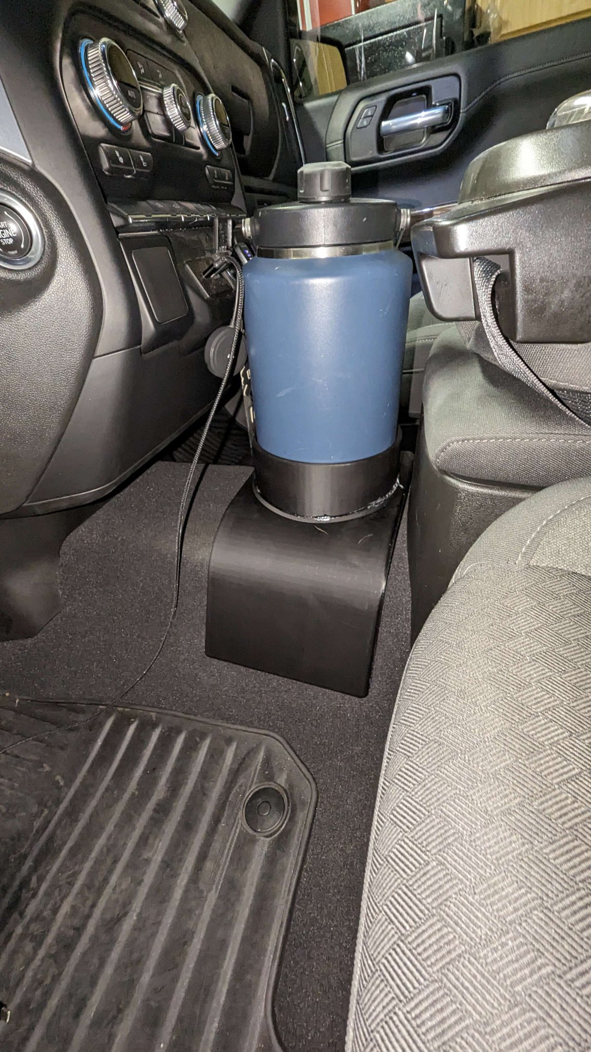 Giá đỡ Yeti Rambler 1 Gallon cho sàn trước xe GMC 2021