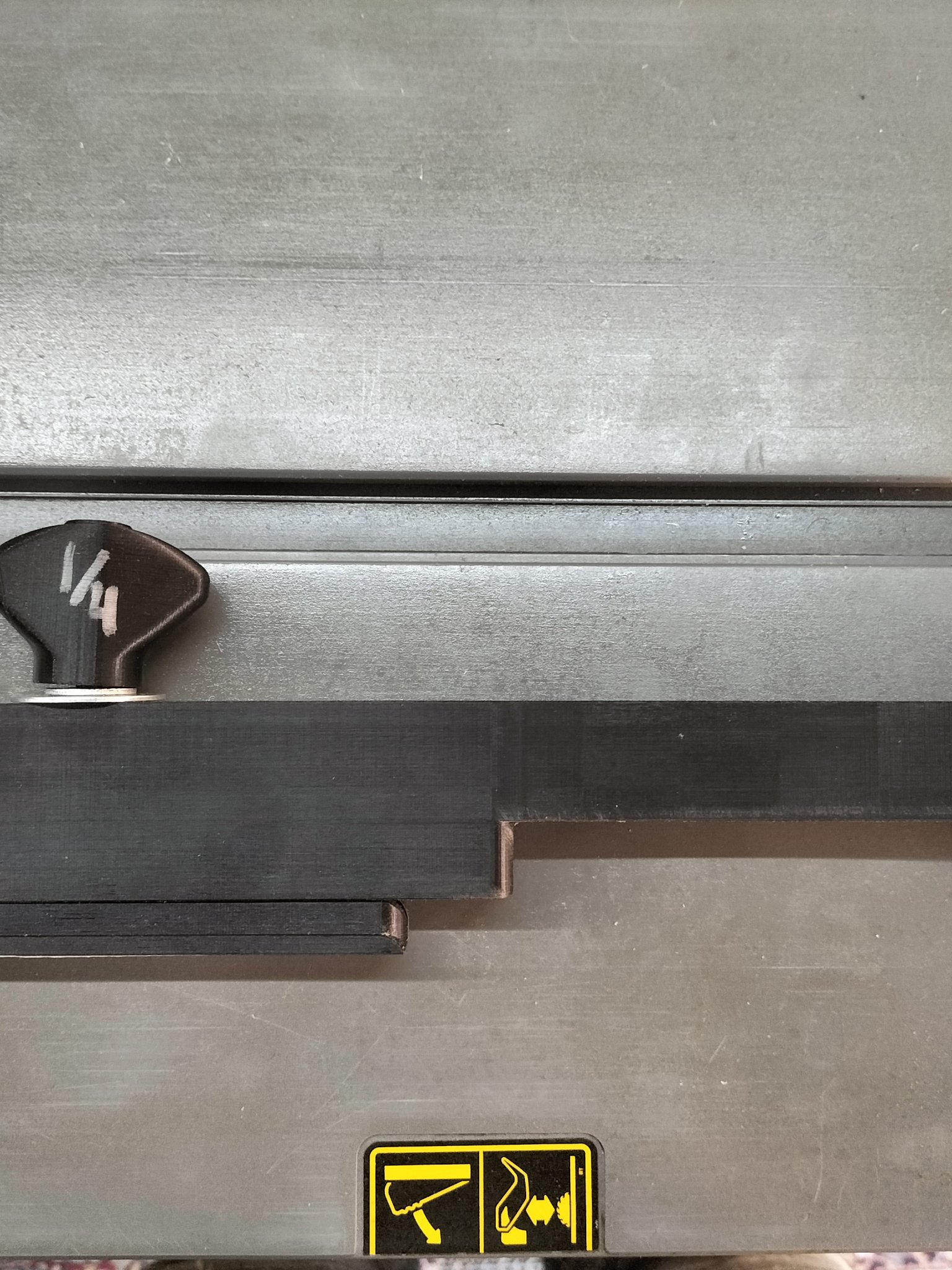 Hướng dẫn cuộn cho máy cưa bàn Dewalt với featherboard