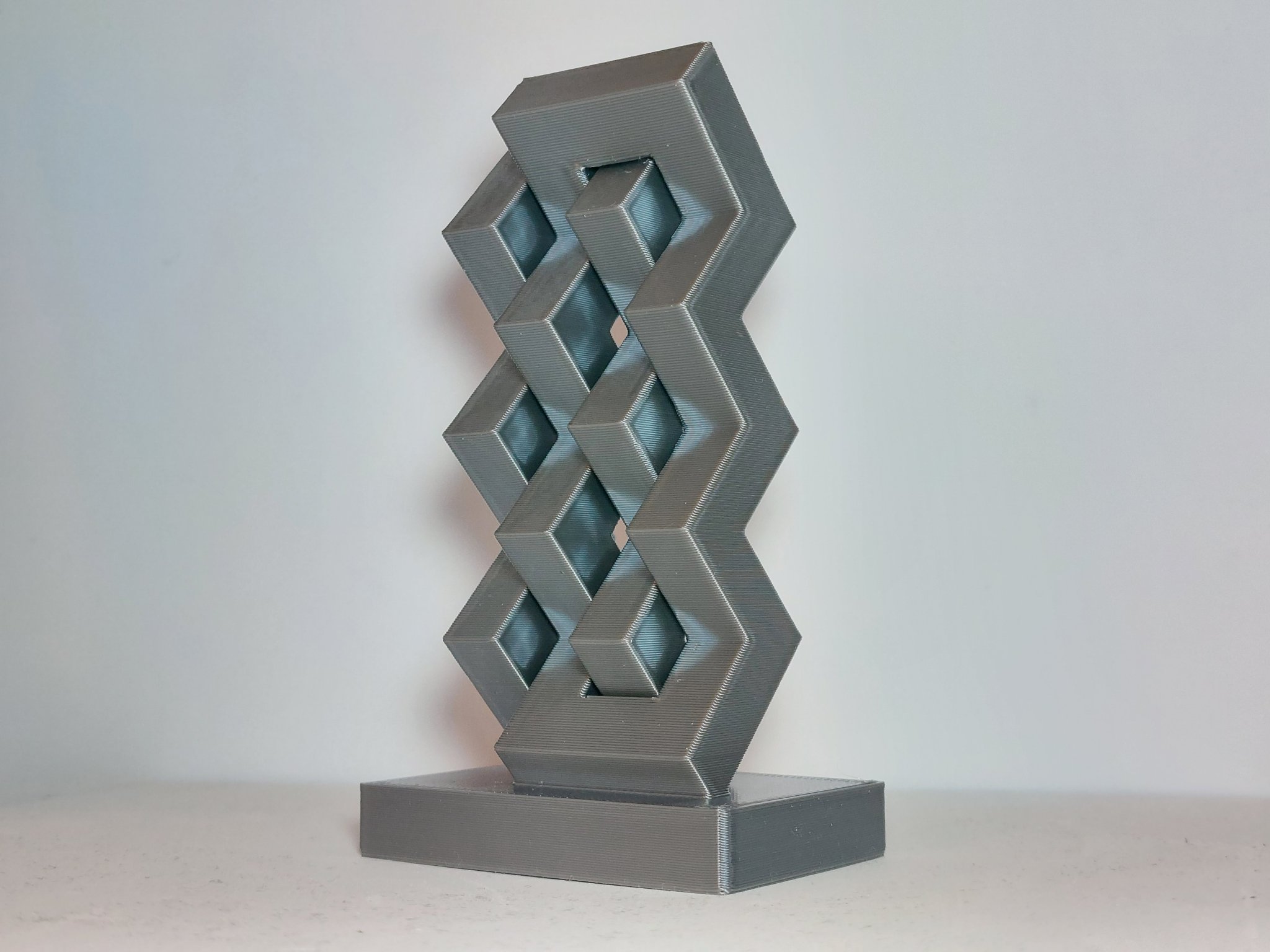 Điêu khắc hình học với các góc vuông nghiêng 45 độ