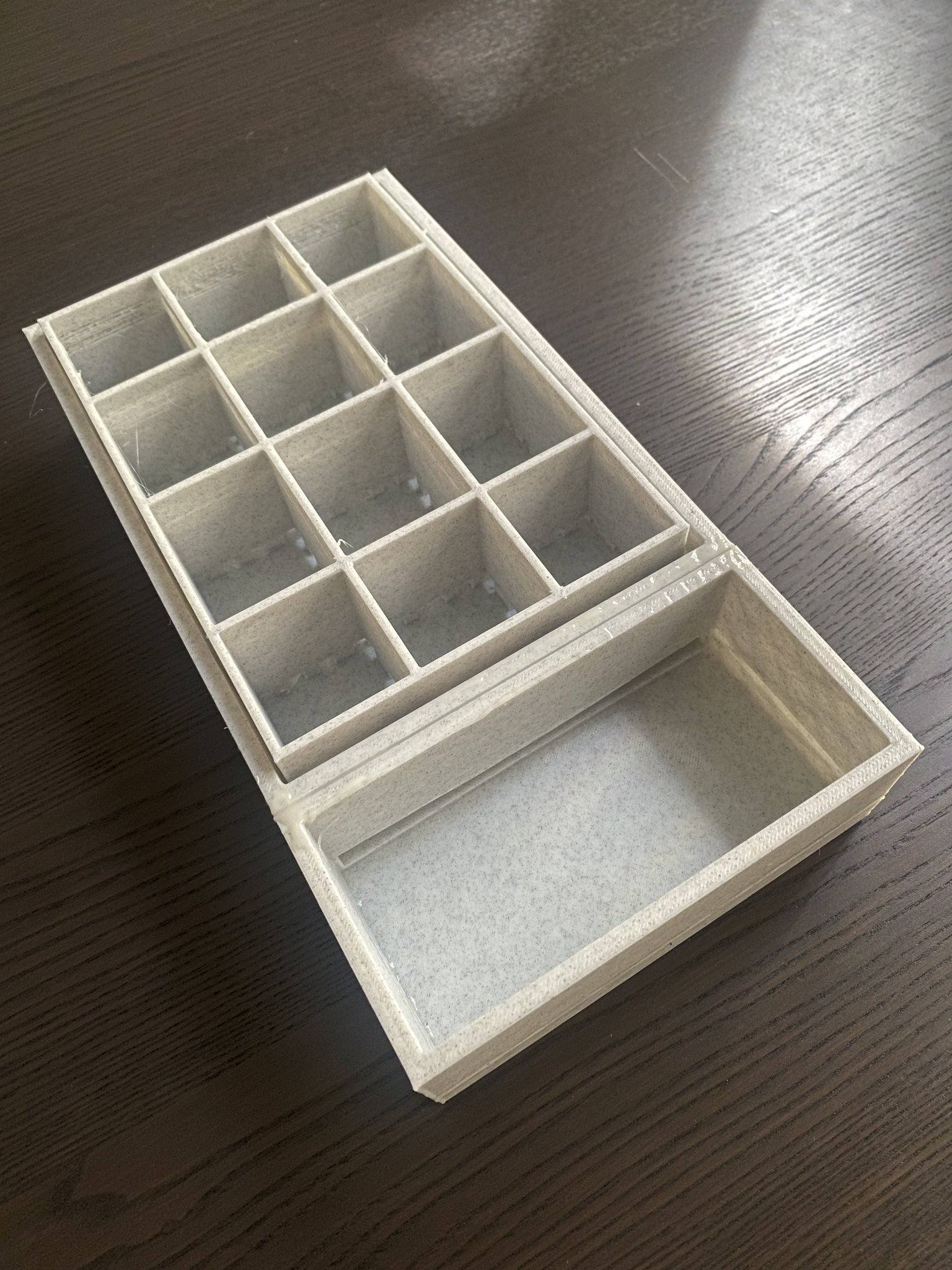 Hộp trồng cây giống với bể chứa nước