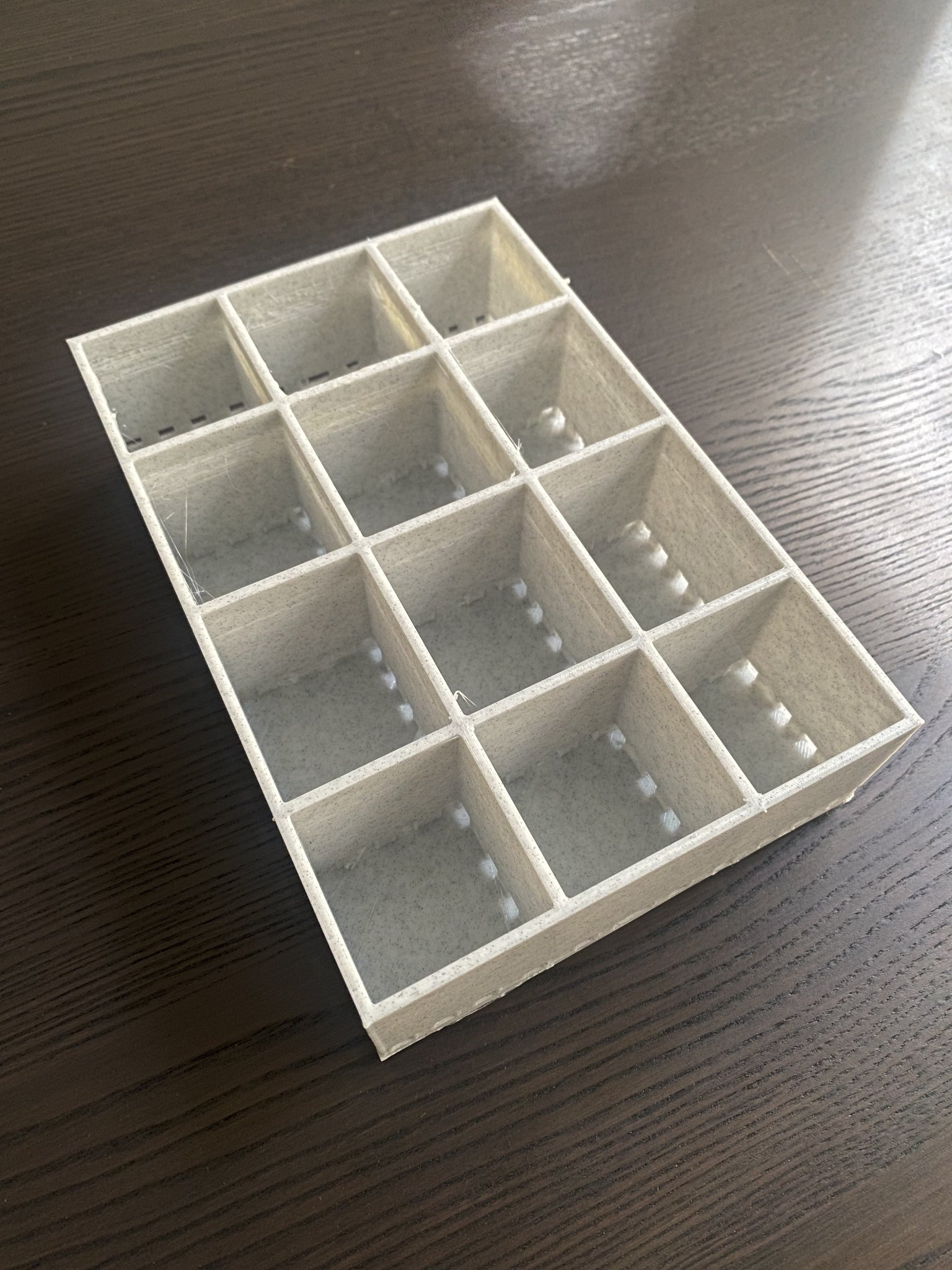 Hộp trồng cây giống với bể chứa nước