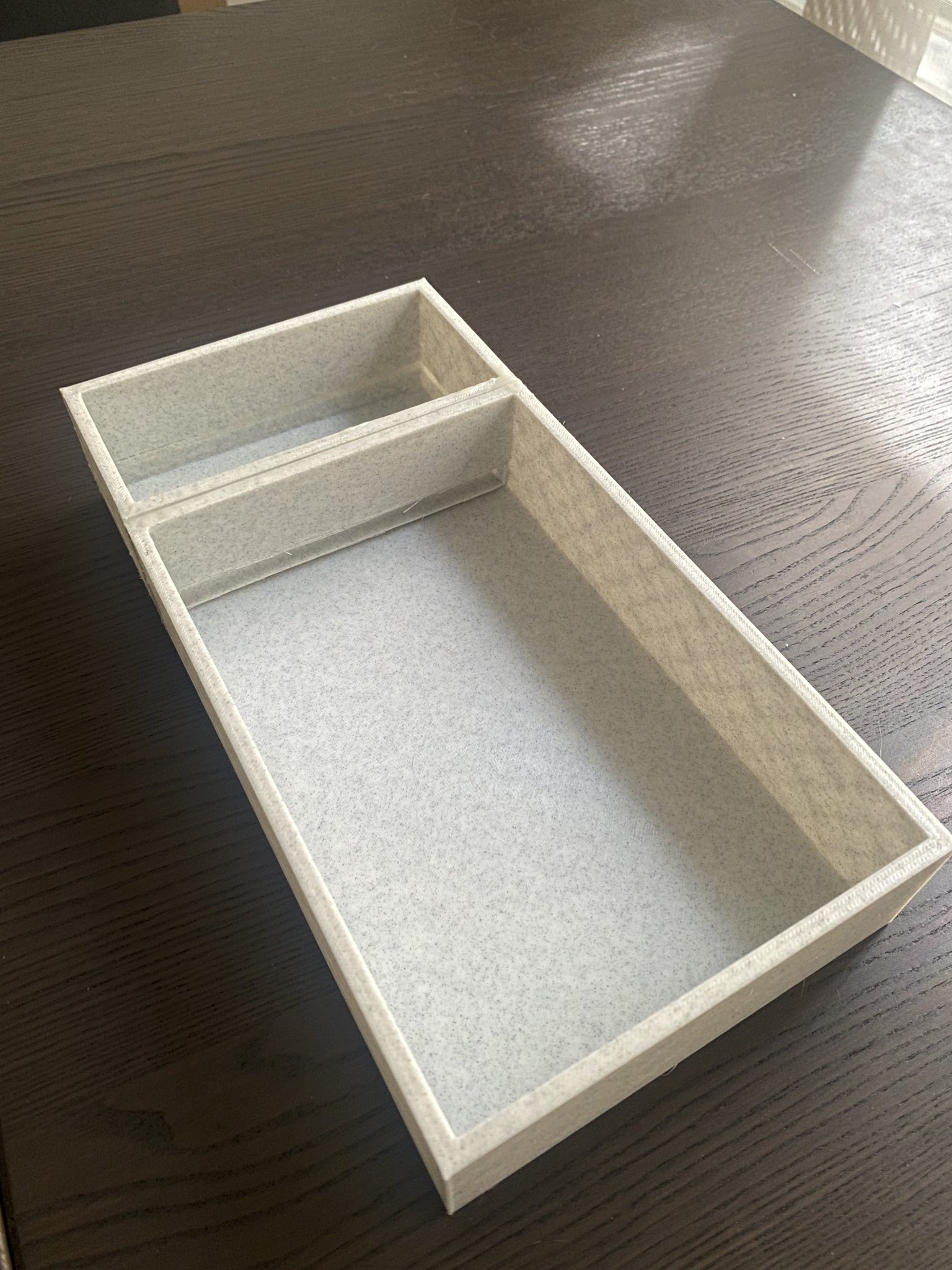 Hộp trồng cây giống với bể chứa nước