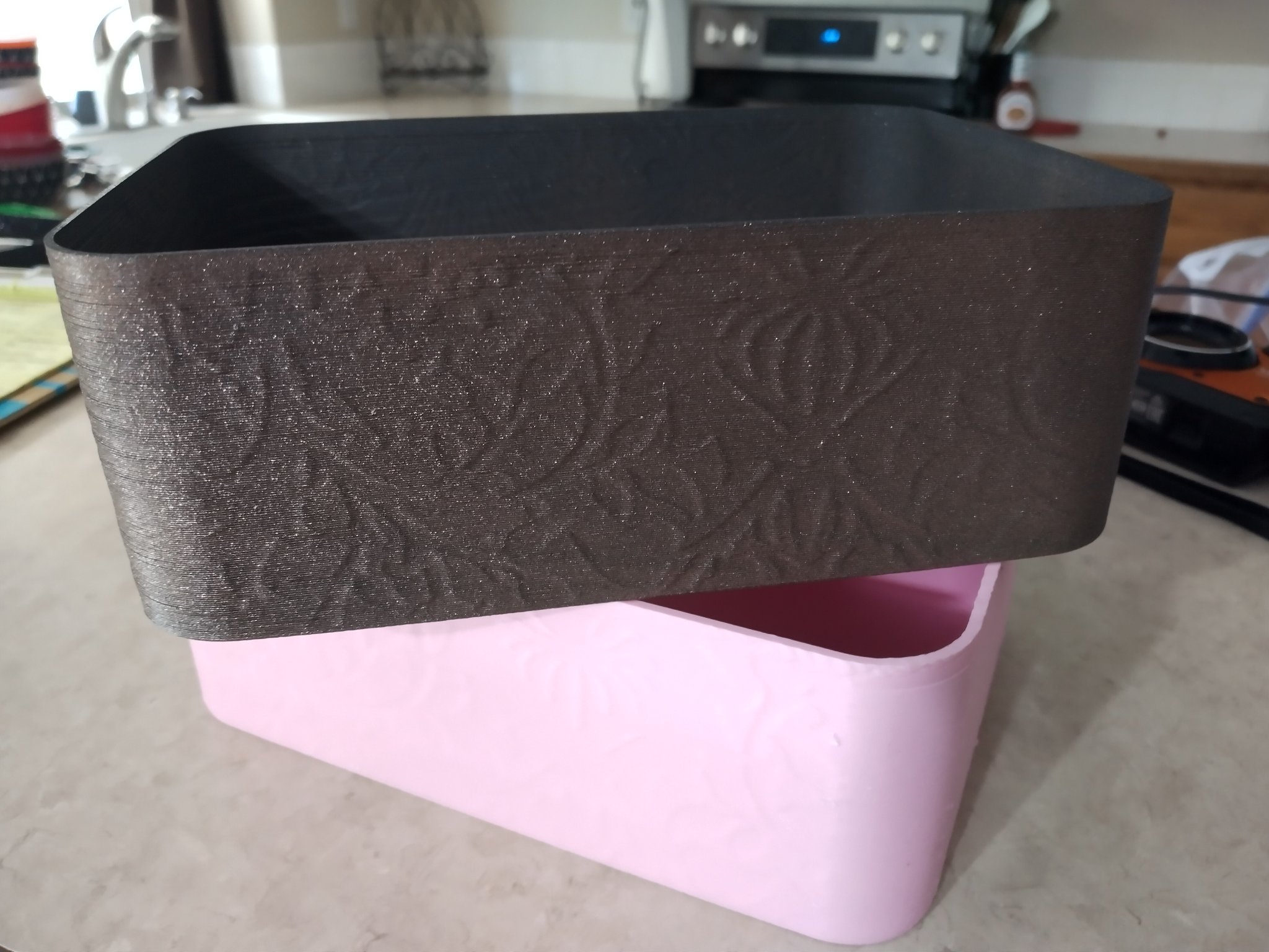 Hộp đựng họa tiết hoa tinh tế cho khăn ướt Cottonelle™