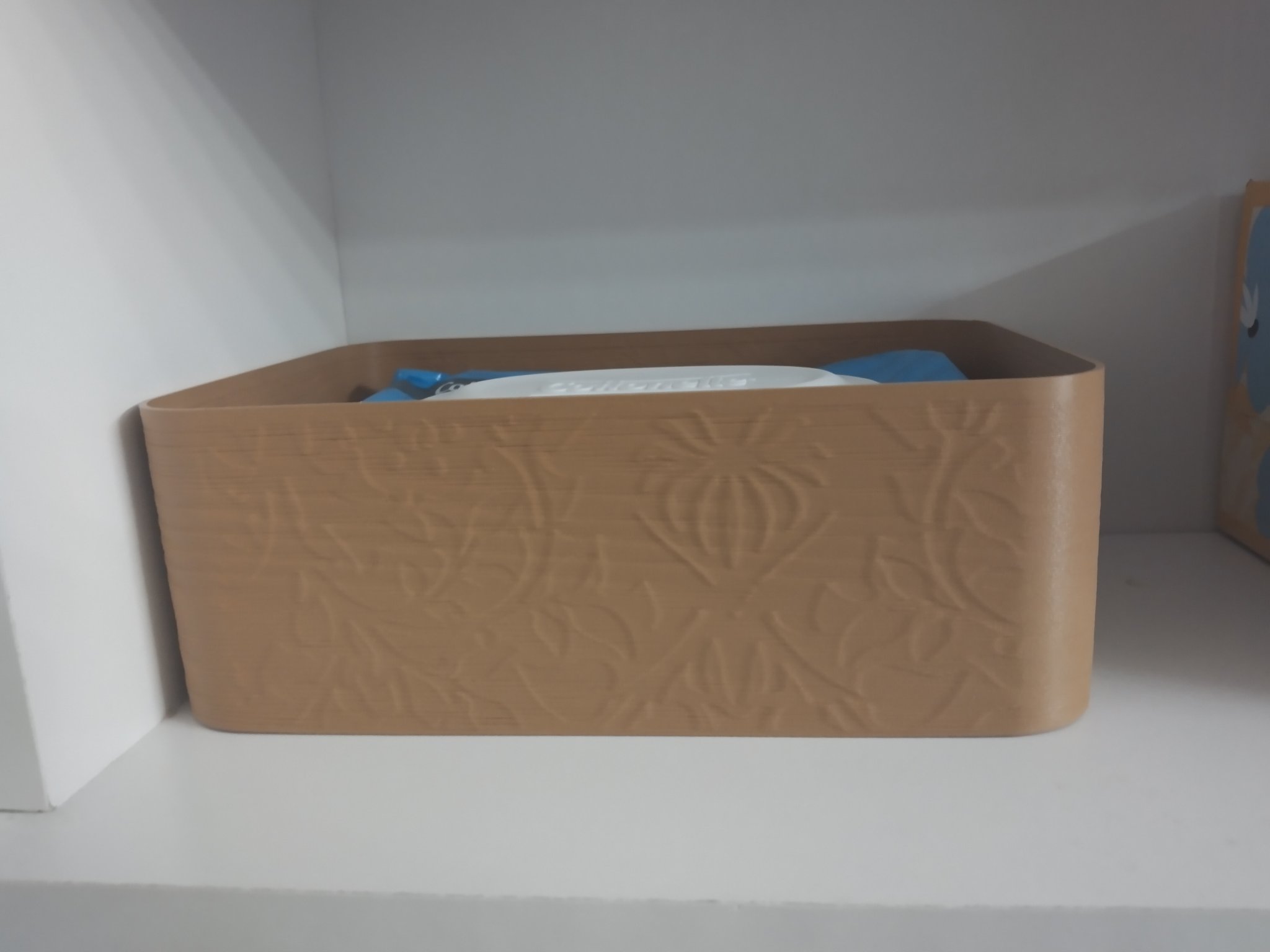 Hộp đựng họa tiết hoa tinh tế cho khăn ướt Cottonelle™