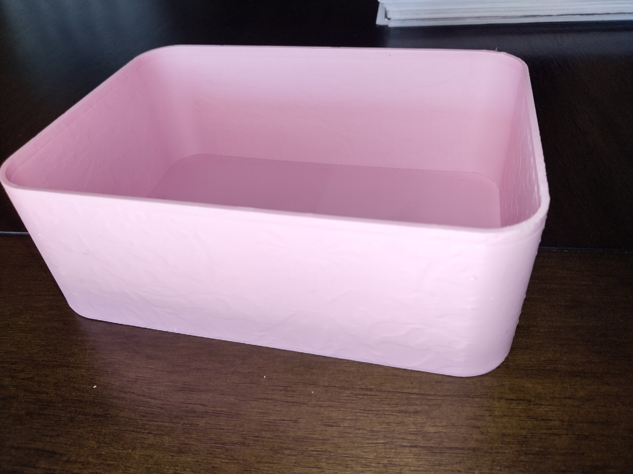 Hộp đựng họa tiết hoa tinh tế cho khăn ướt Cottonelle™