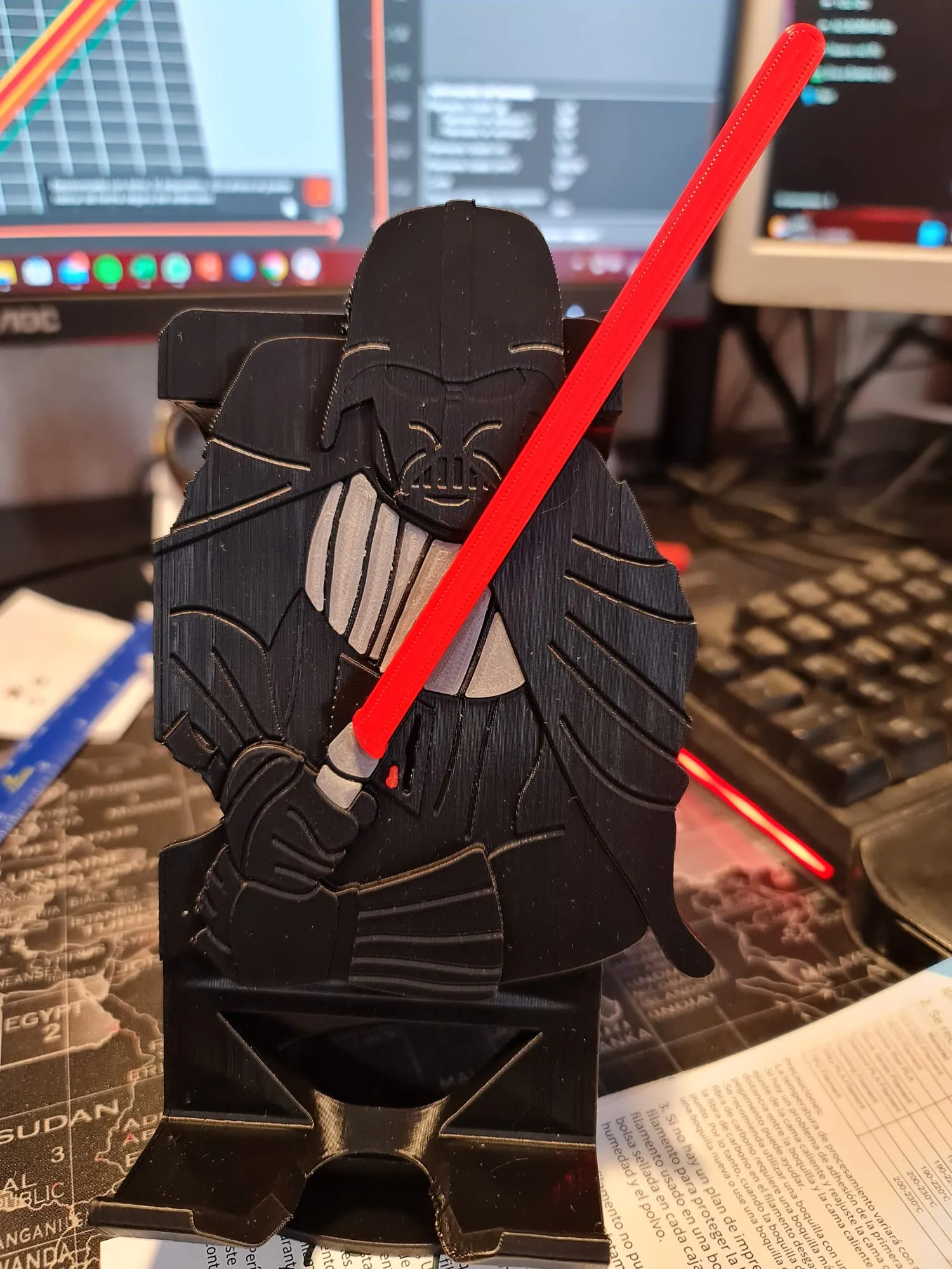 Giá đỡ di động Darth Vader với chi tiết tinh xảo