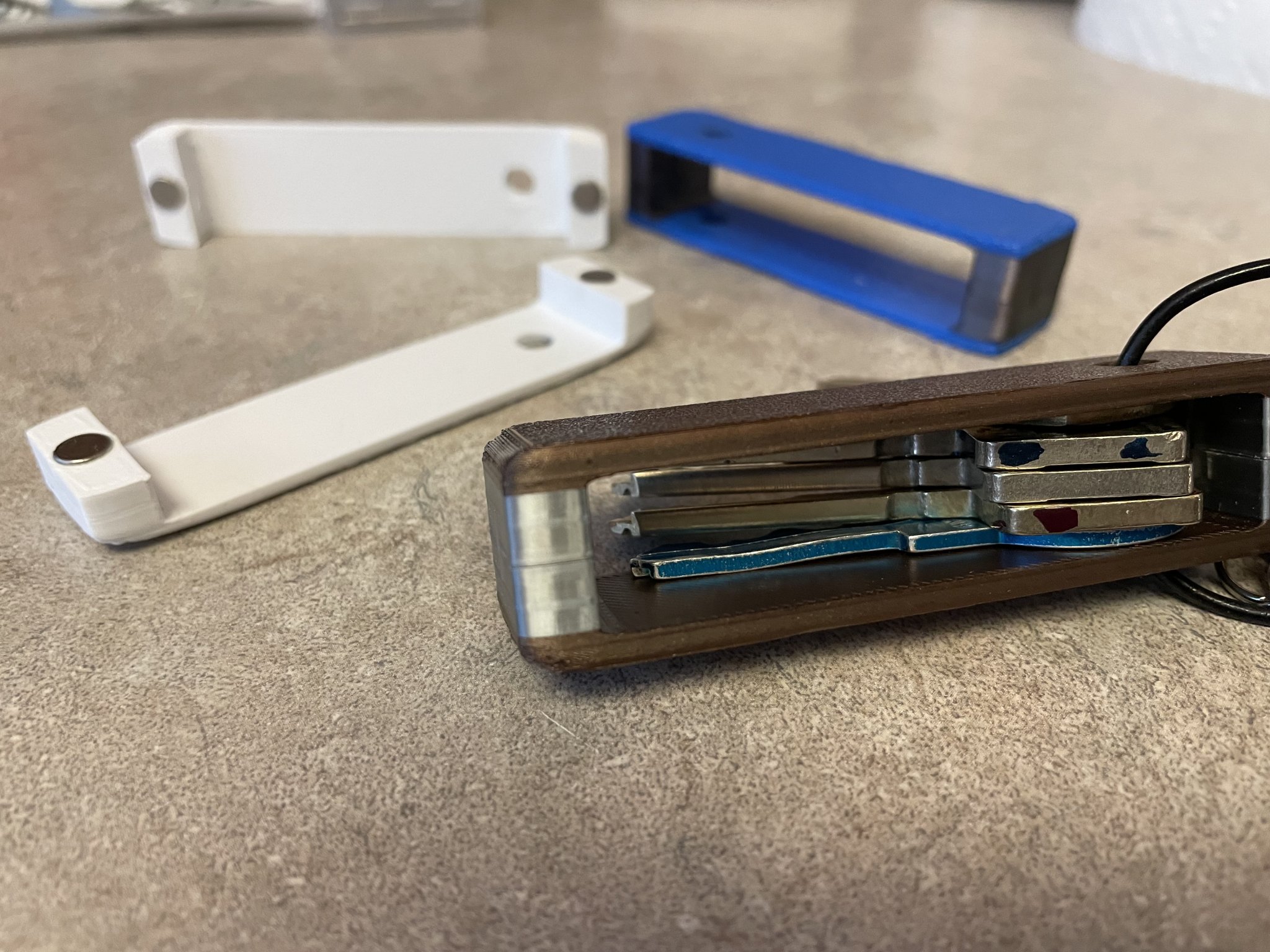 Giá đỡ giảm tiếng cho chùm chìa khóa