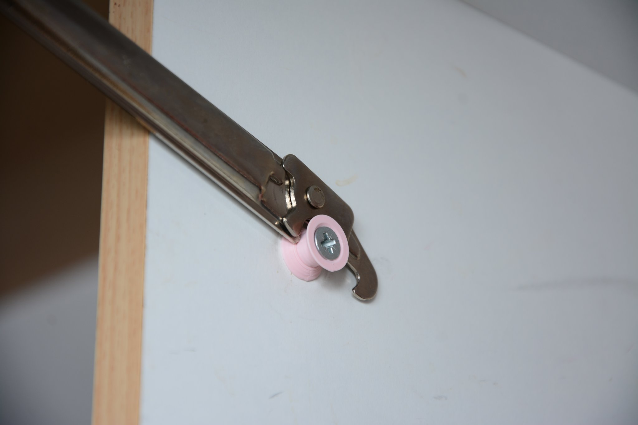 Giá đỡ cửa tủ nâng hạ