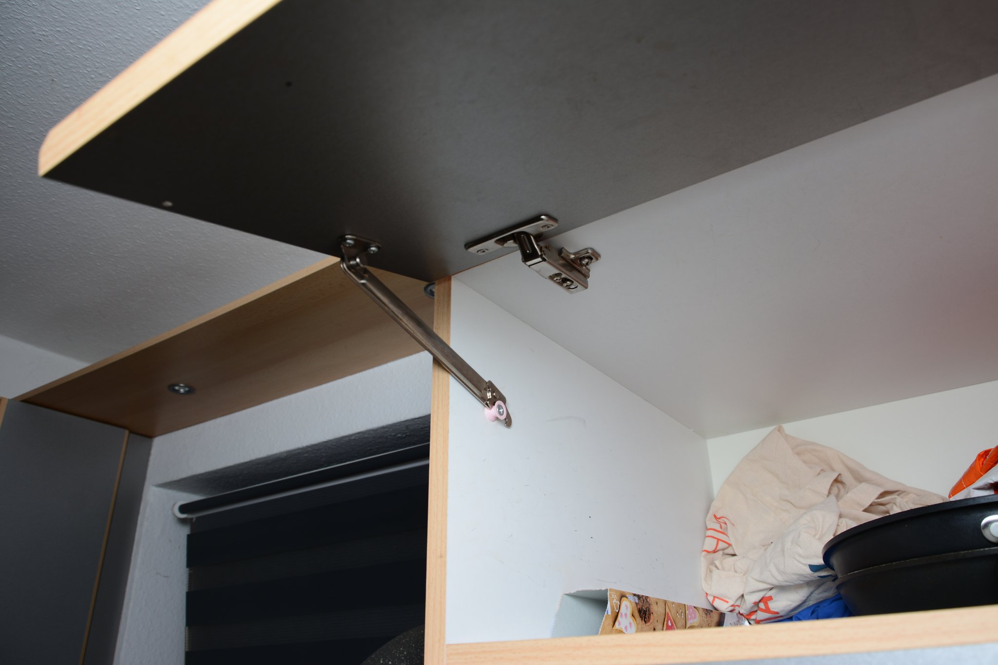 Giá đỡ cửa tủ nâng hạ