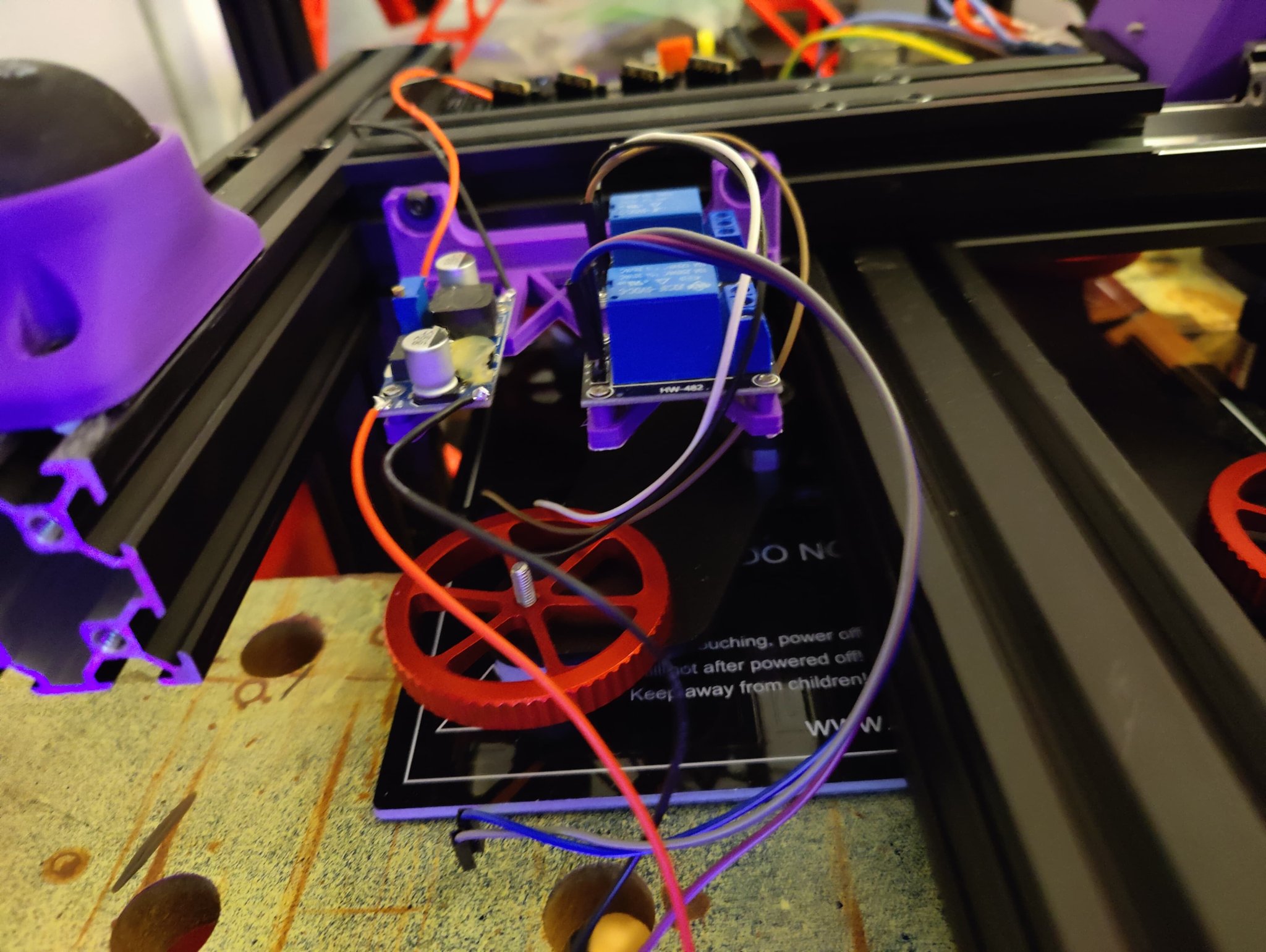 Giá đỡ cho hai Relais và một Bộ chuyển đổi DC DC