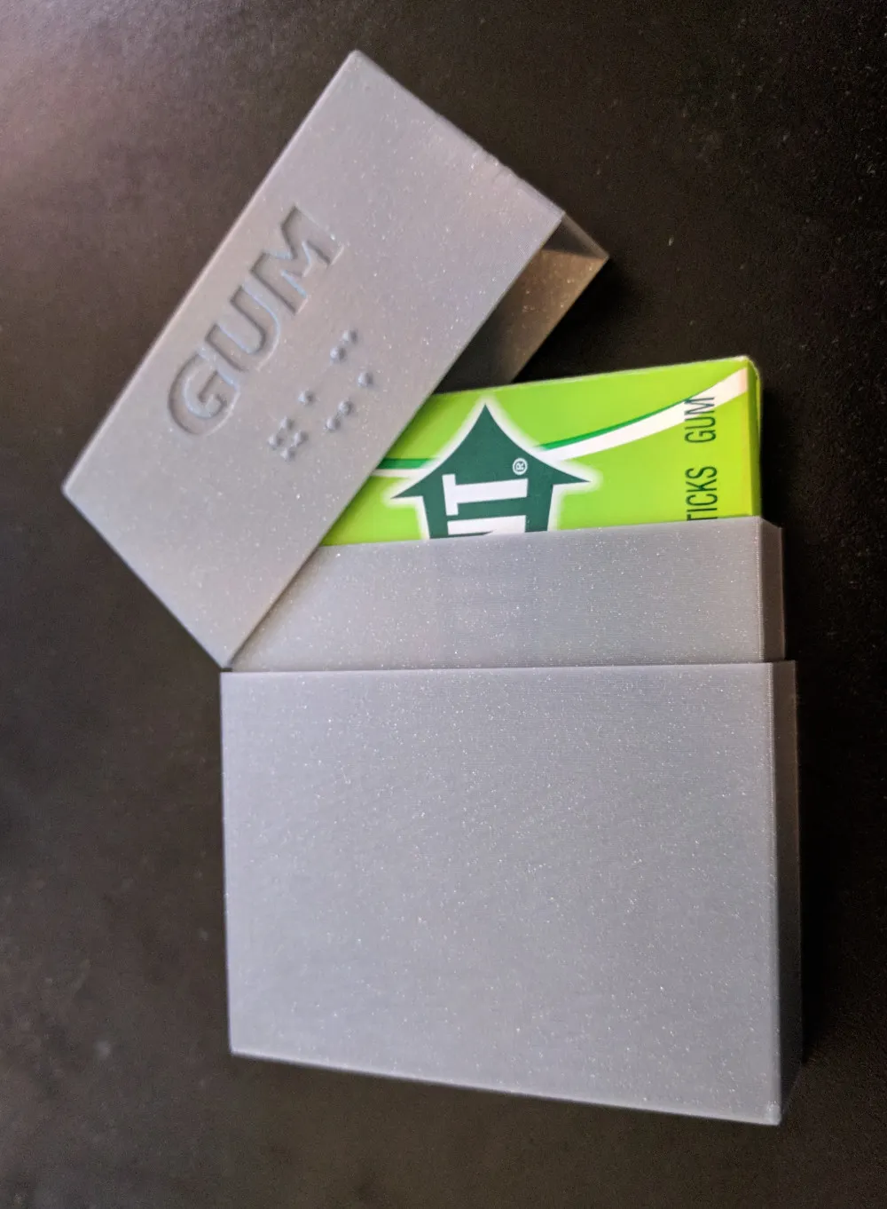 Hộp đựng kẹo cao su Wrigleys với nhãn chữ nổi