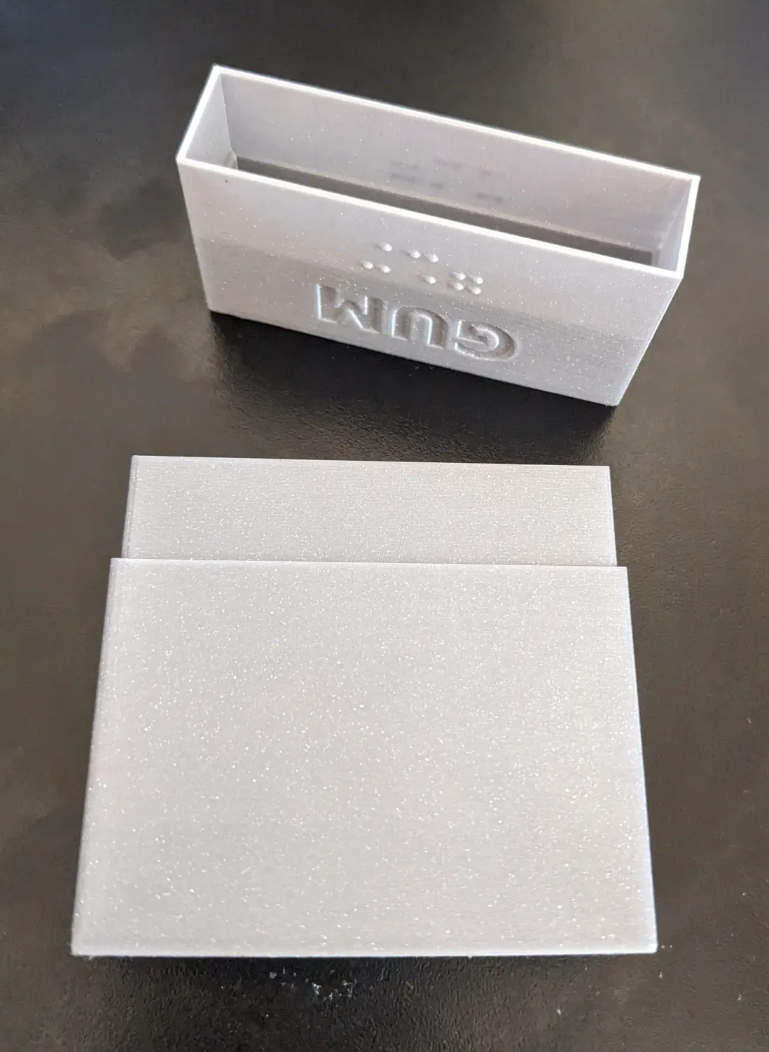 Hộp đựng kẹo cao su Wrigleys với nhãn chữ nổi