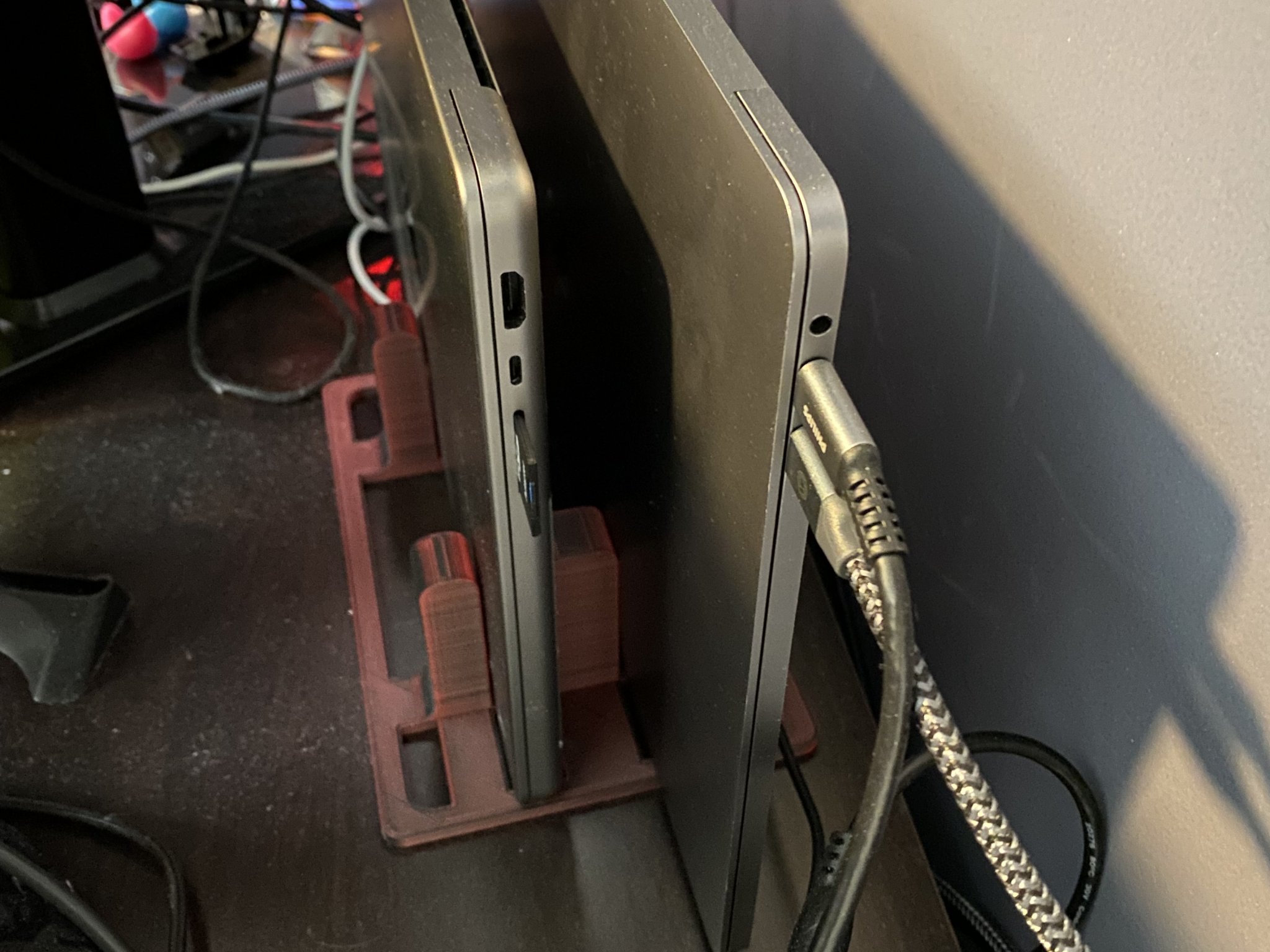 Giá đỡ laptop đôi cho không gian làm việc gọn gàng