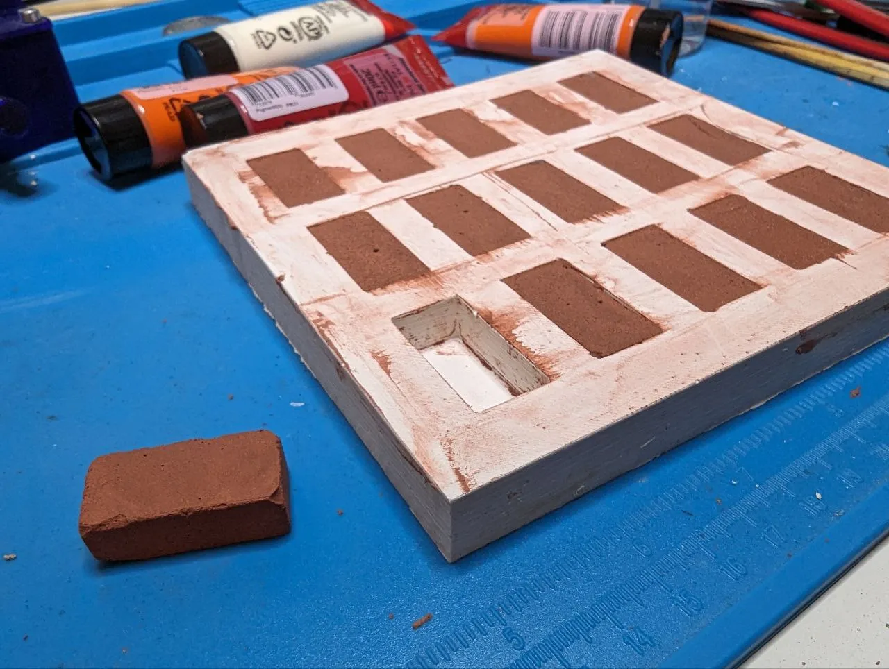 Khuôn ngược cho viên gạch mini trong vườn cổ tích