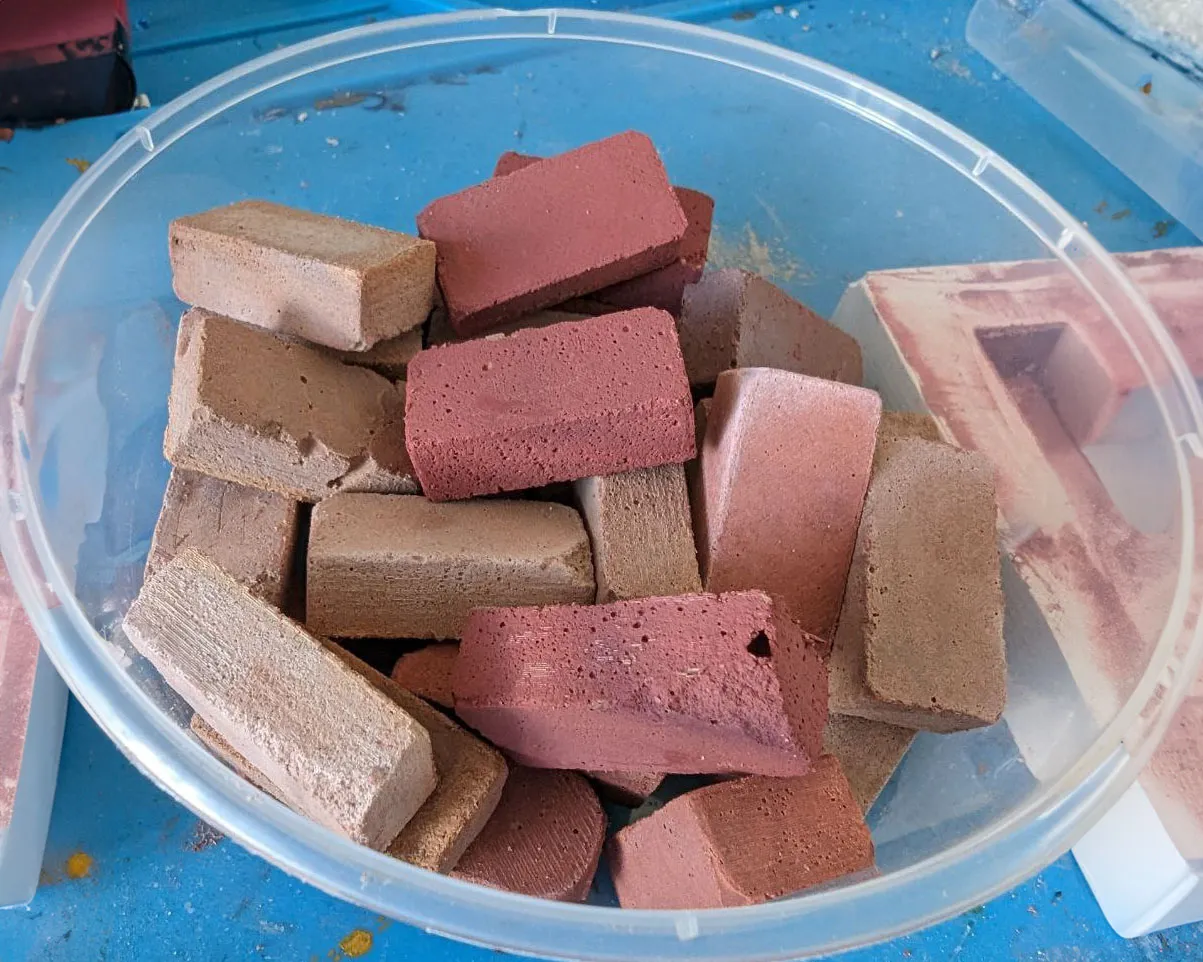 Khuôn ngược cho viên gạch mini trong vườn cổ tích