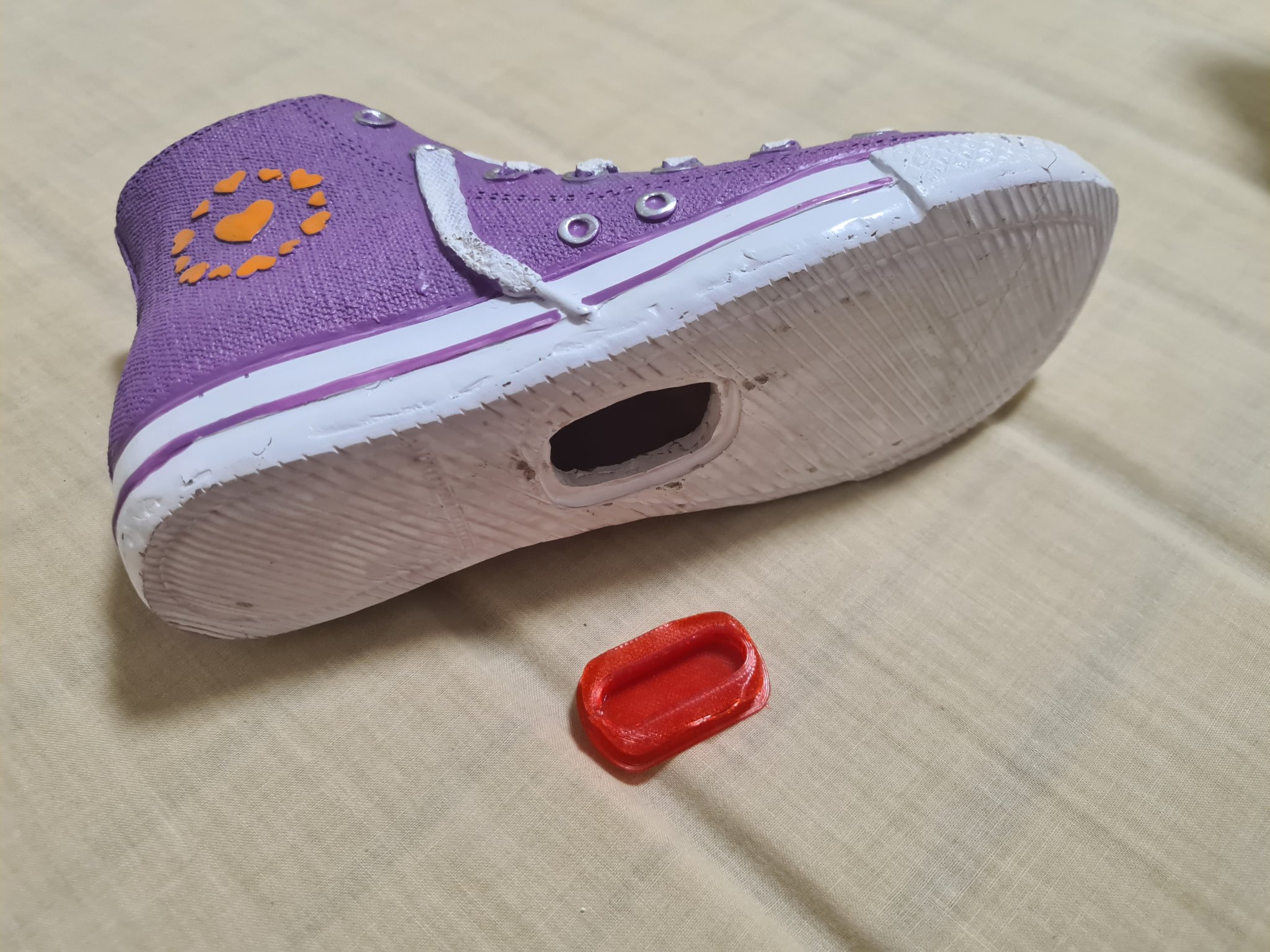 Két tiết kiệm hình giày Converse phong cách độc đáo