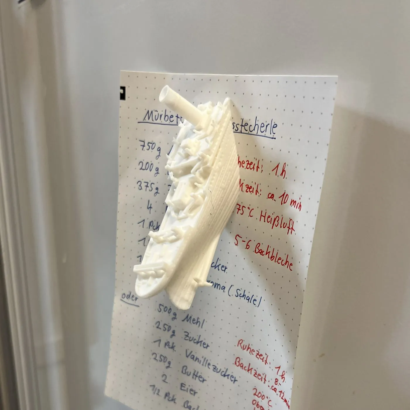 Nam châm tủ lạnh Titanic đang chìm sau va chạm với đá viên