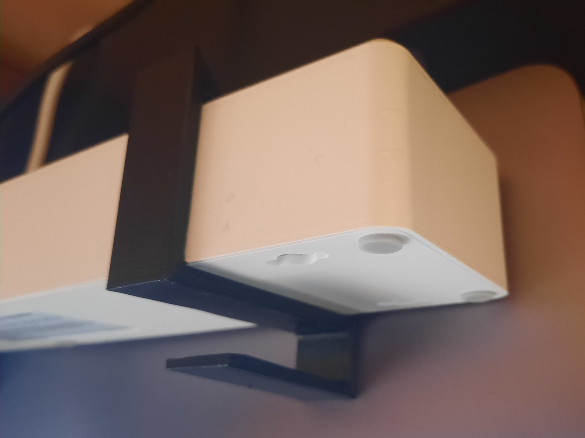 Giá đỡ tháo lắp cho ổ cắm Konyks Polyco trên bàn 16 mm