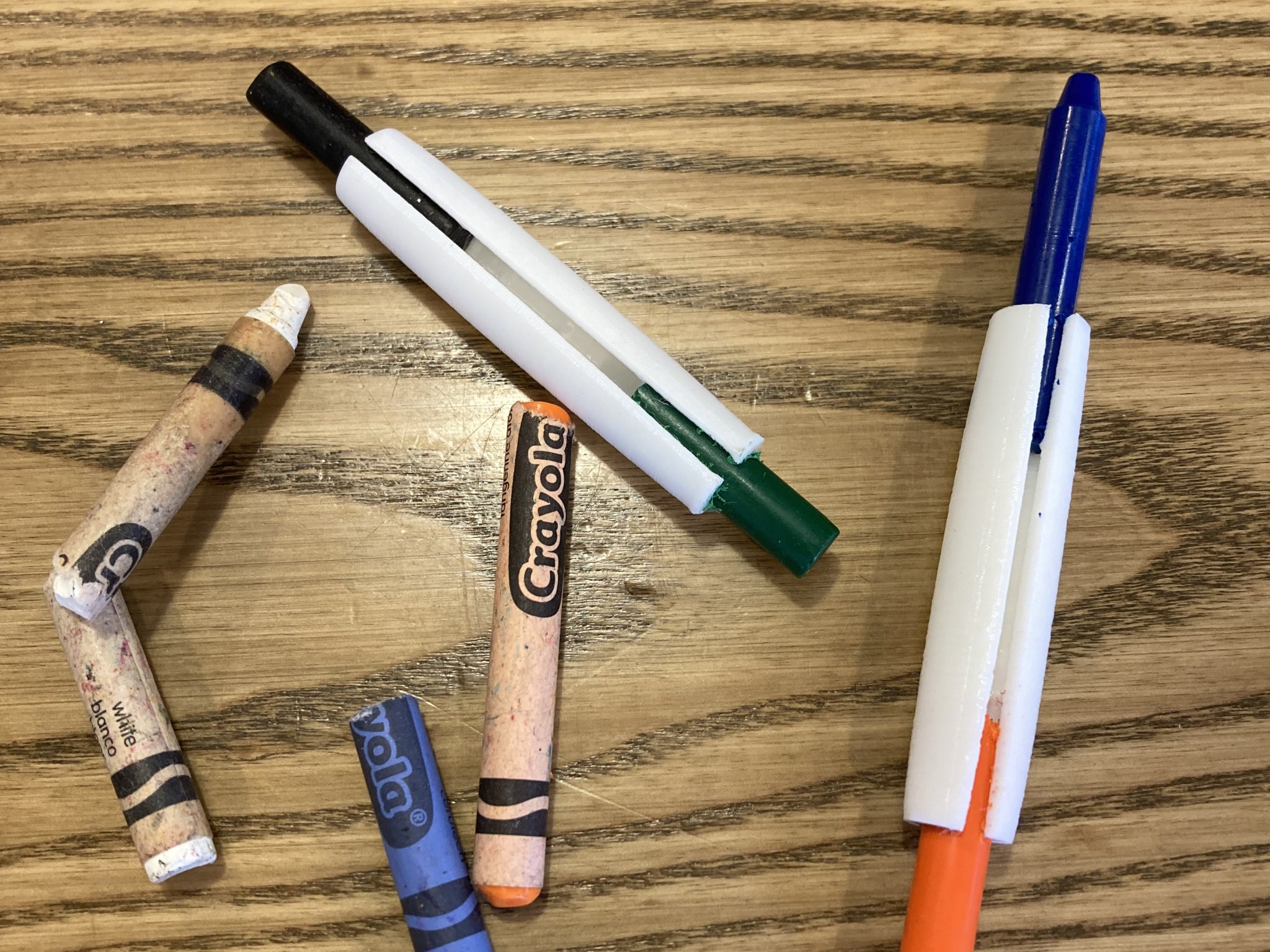 Cán cầm cho bút sáp màu bị gãy