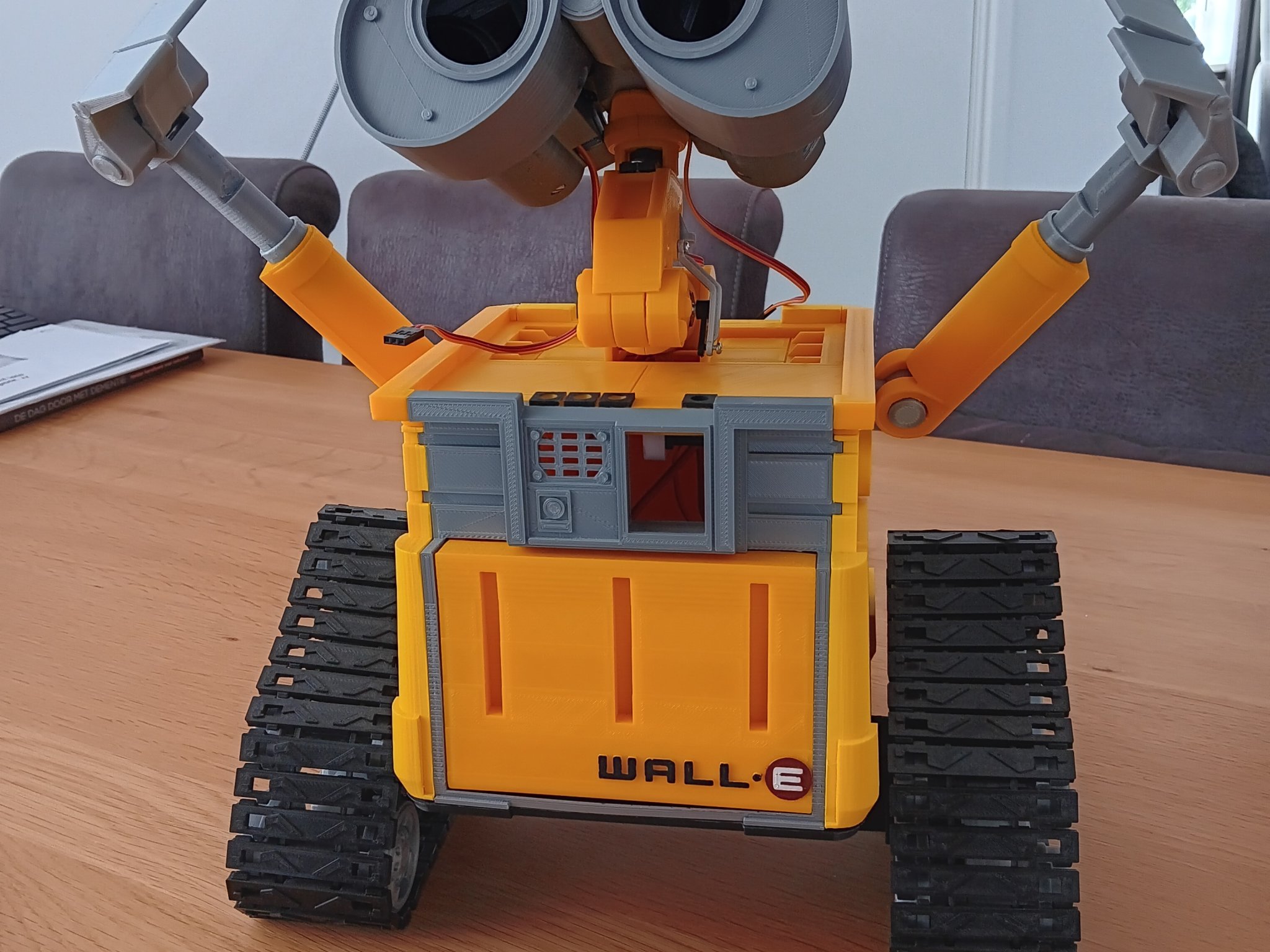 Robot WALL-E đáng yêu nhất hành tinh
