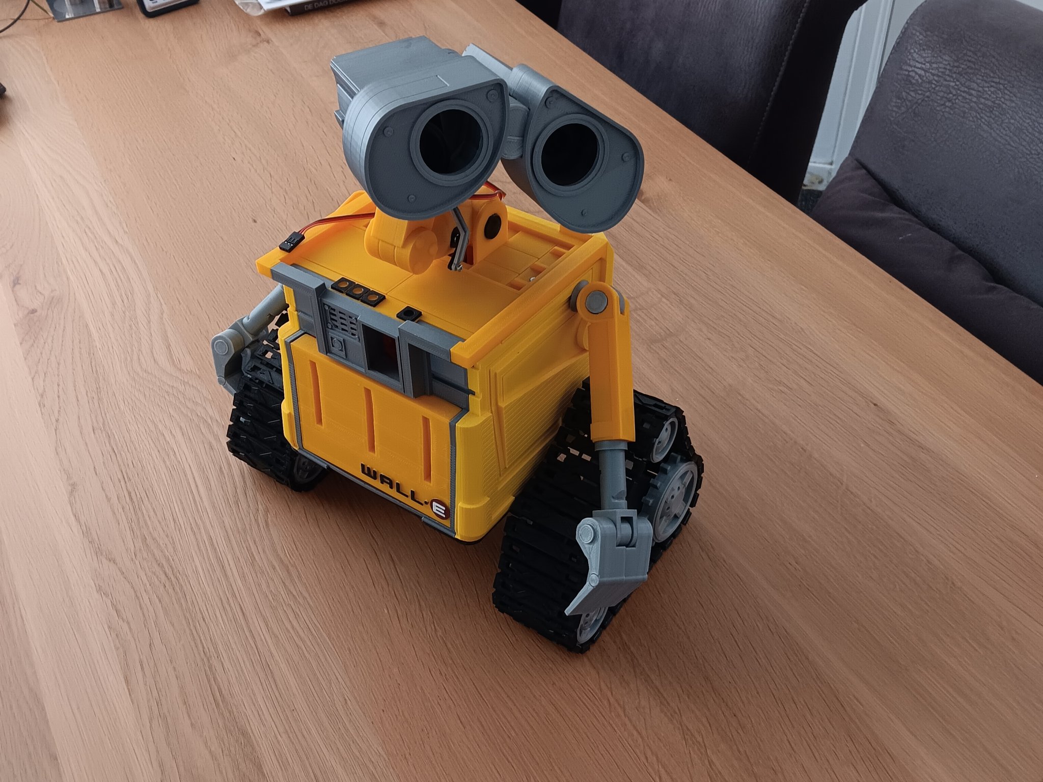 Robot WALL-E đáng yêu nhất hành tinh