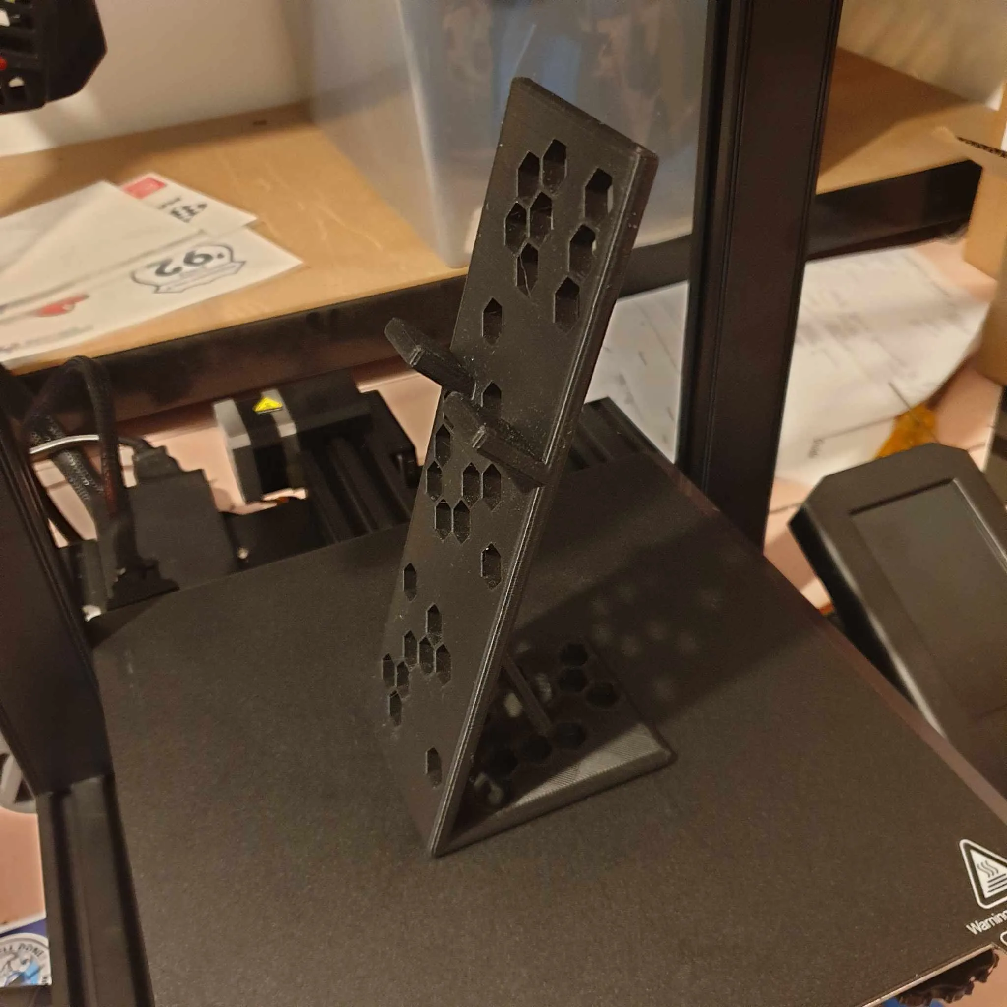 Giá đỡ điện thoại cao 14cm với thiết kế tổ ong