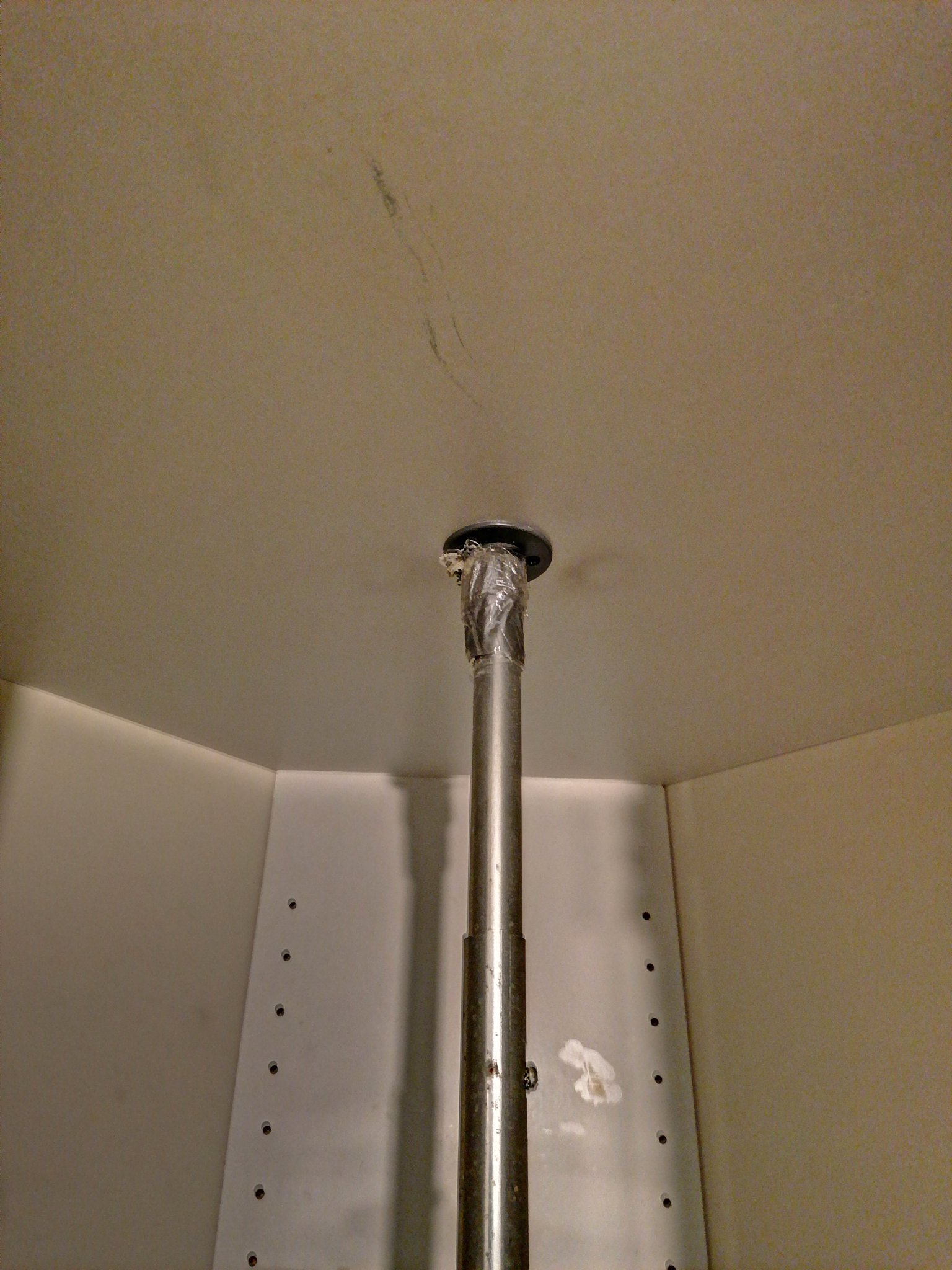 Giá đỡ gắn cột cho kệ xoay trong bếp