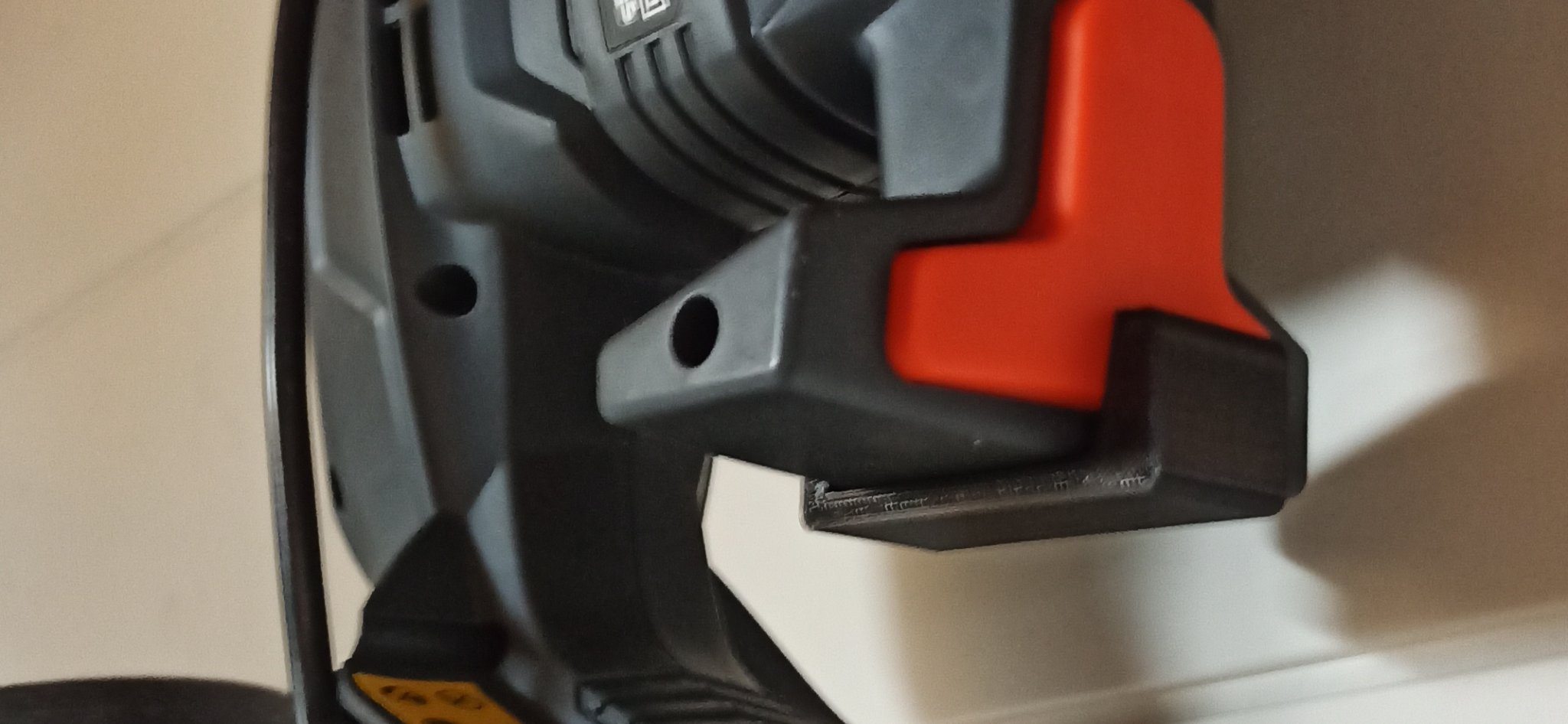 Giá đỡ tường cho máy cắt cành FERM từ ACTION