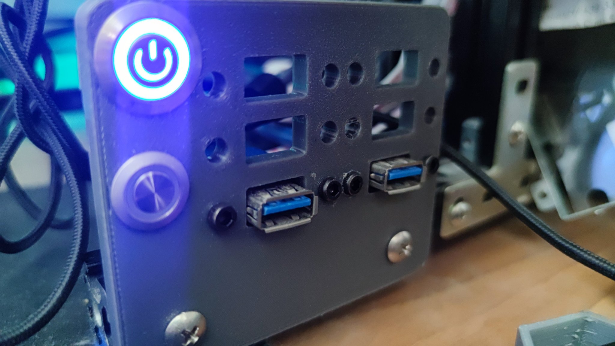 Bảng điều khiển trước cho thùng máy mở với 6 cổng USB 3.0