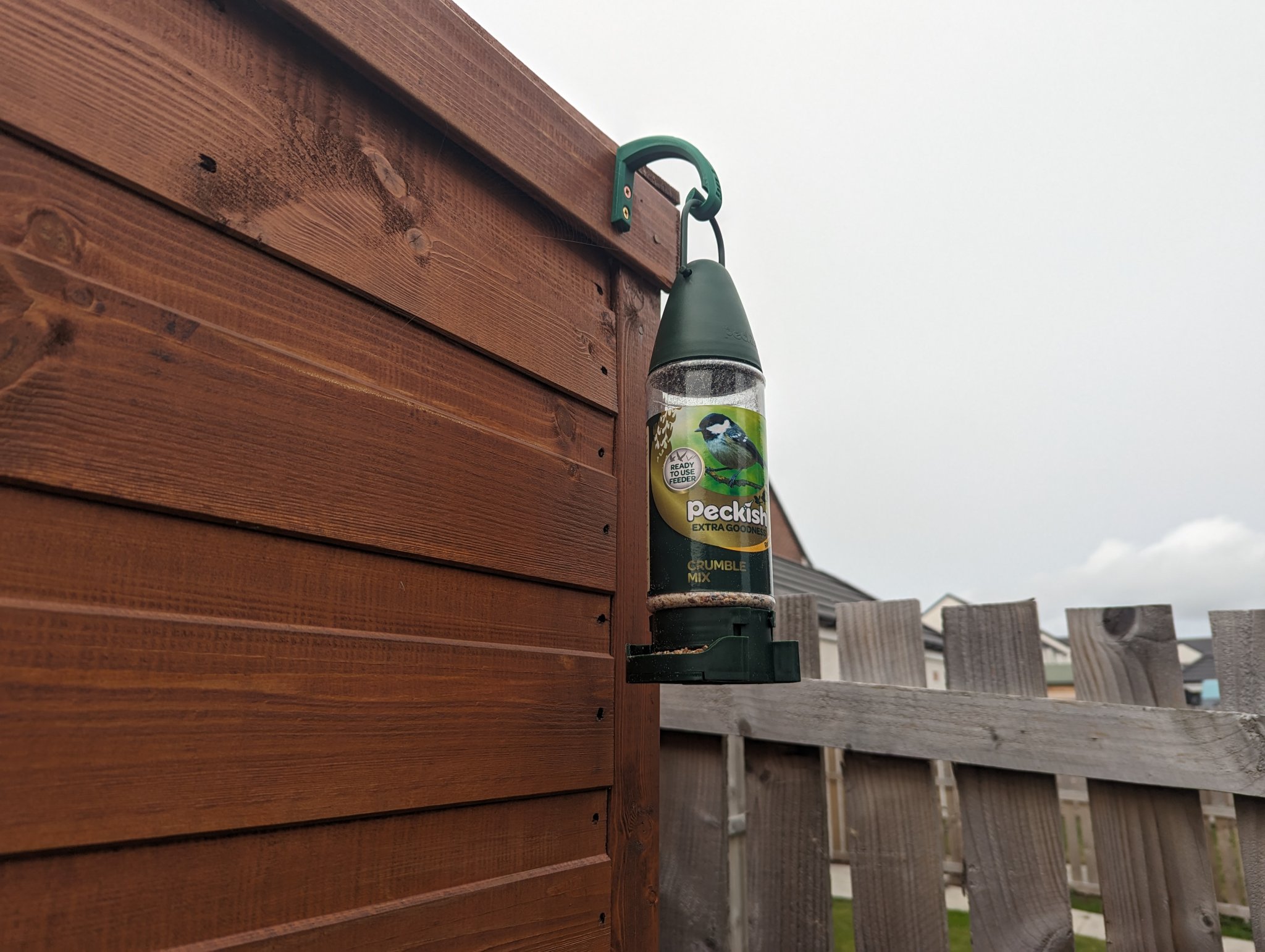 Móc treo thức ăn cho chim trong vườn