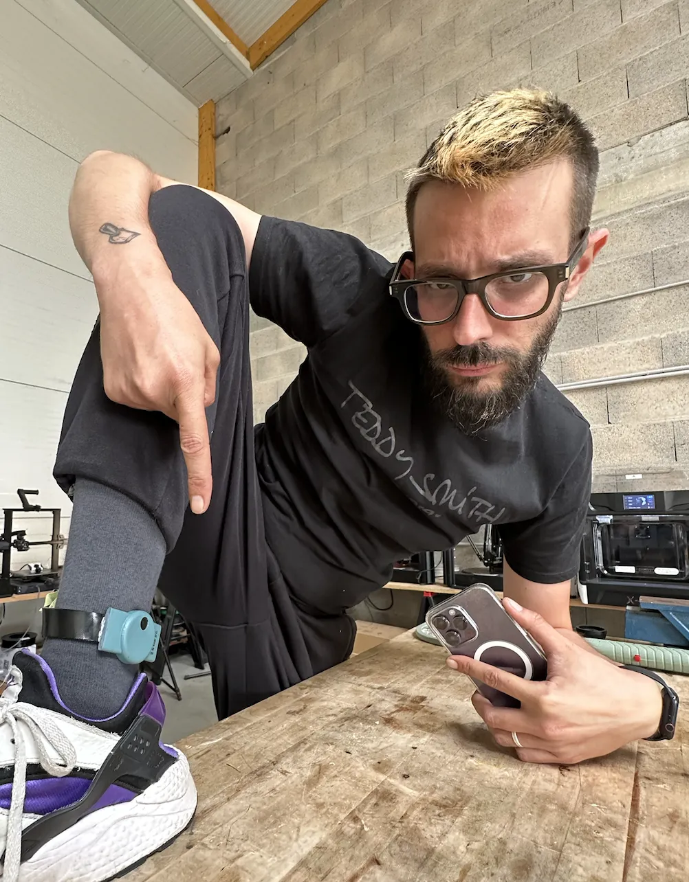 Vòng tay điện tử giả để troll trong video