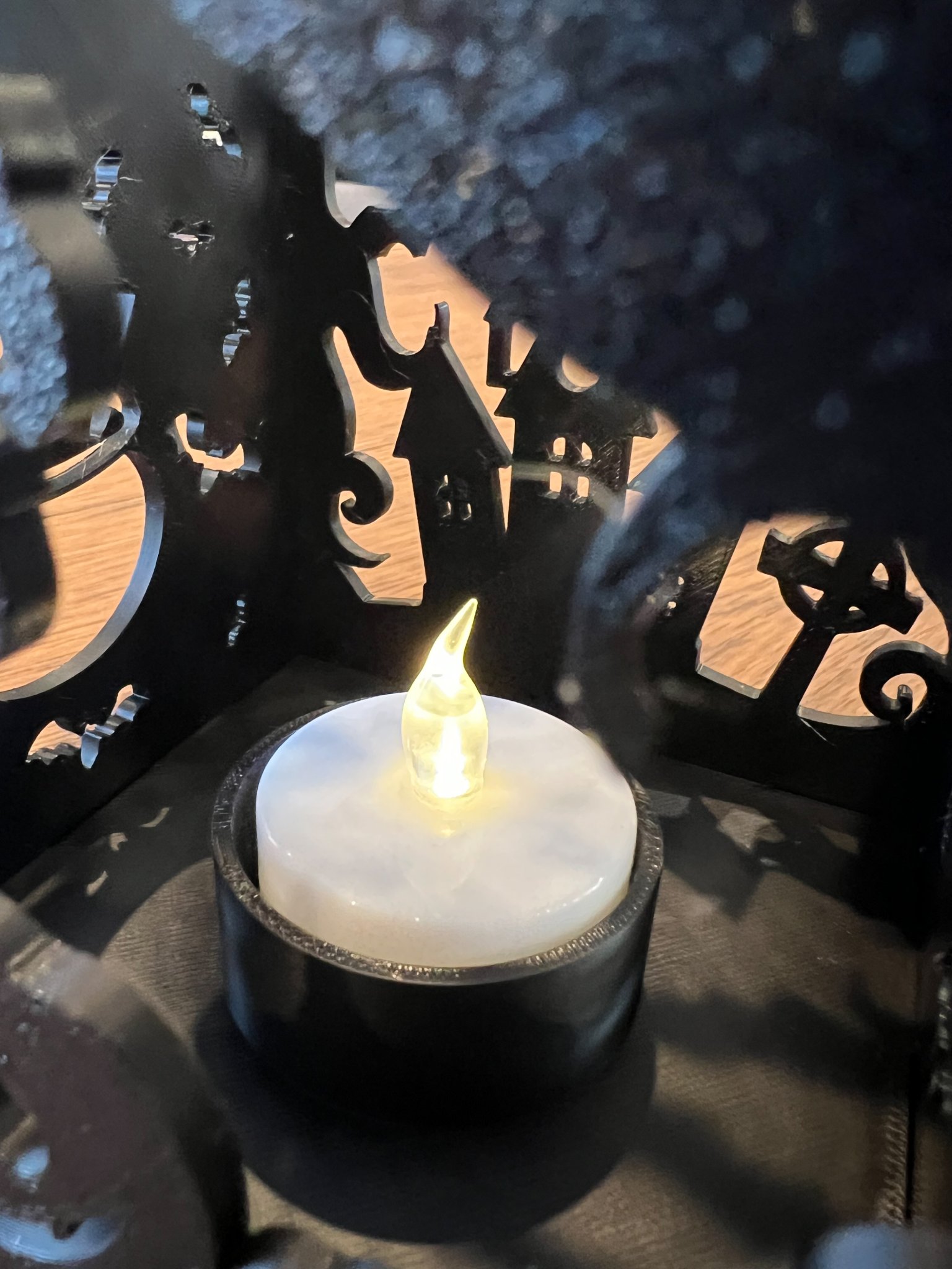 Giá đỡ nến Halloween với nhiều cảnh sắc bên hông