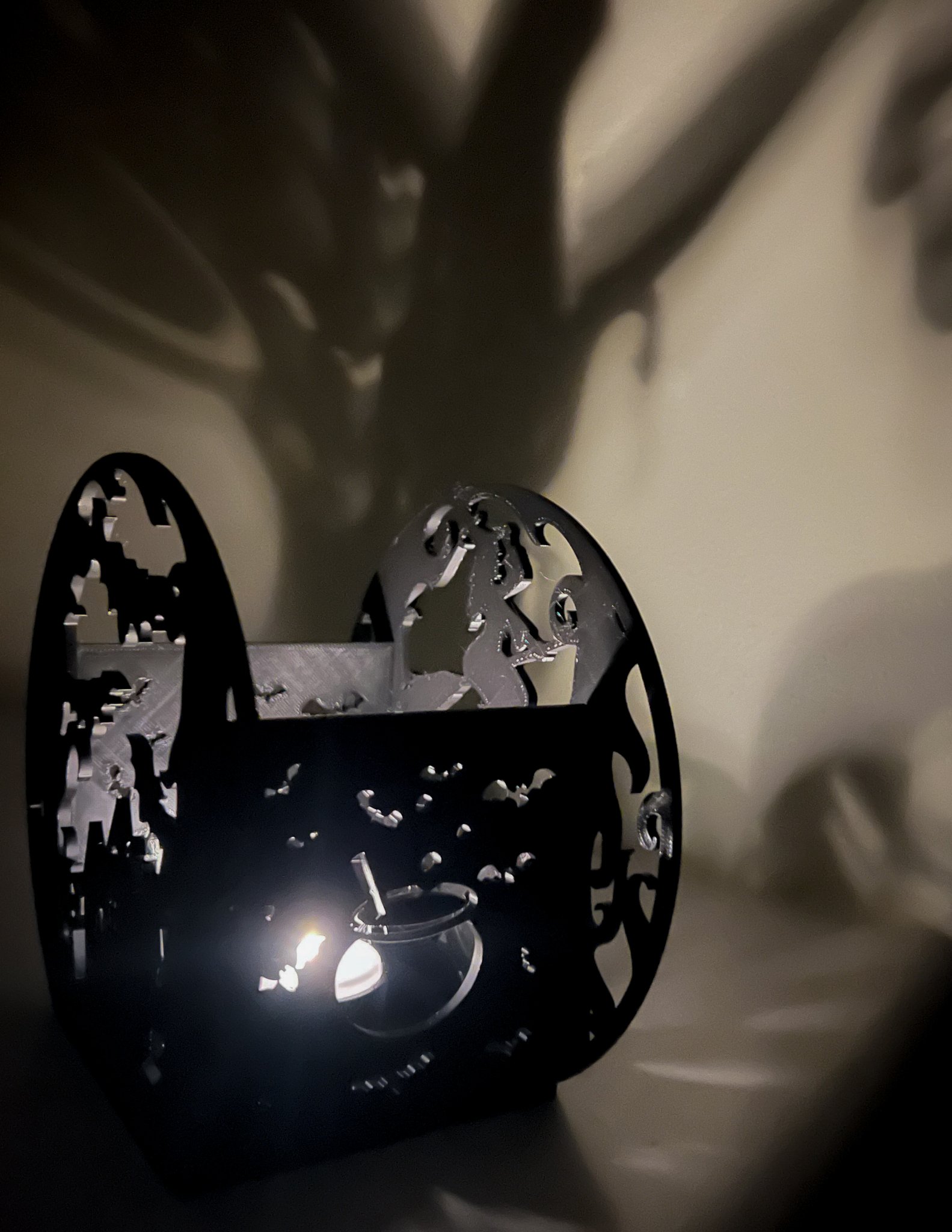 Giá đỡ nến Halloween với nhiều cảnh sắc bên hông