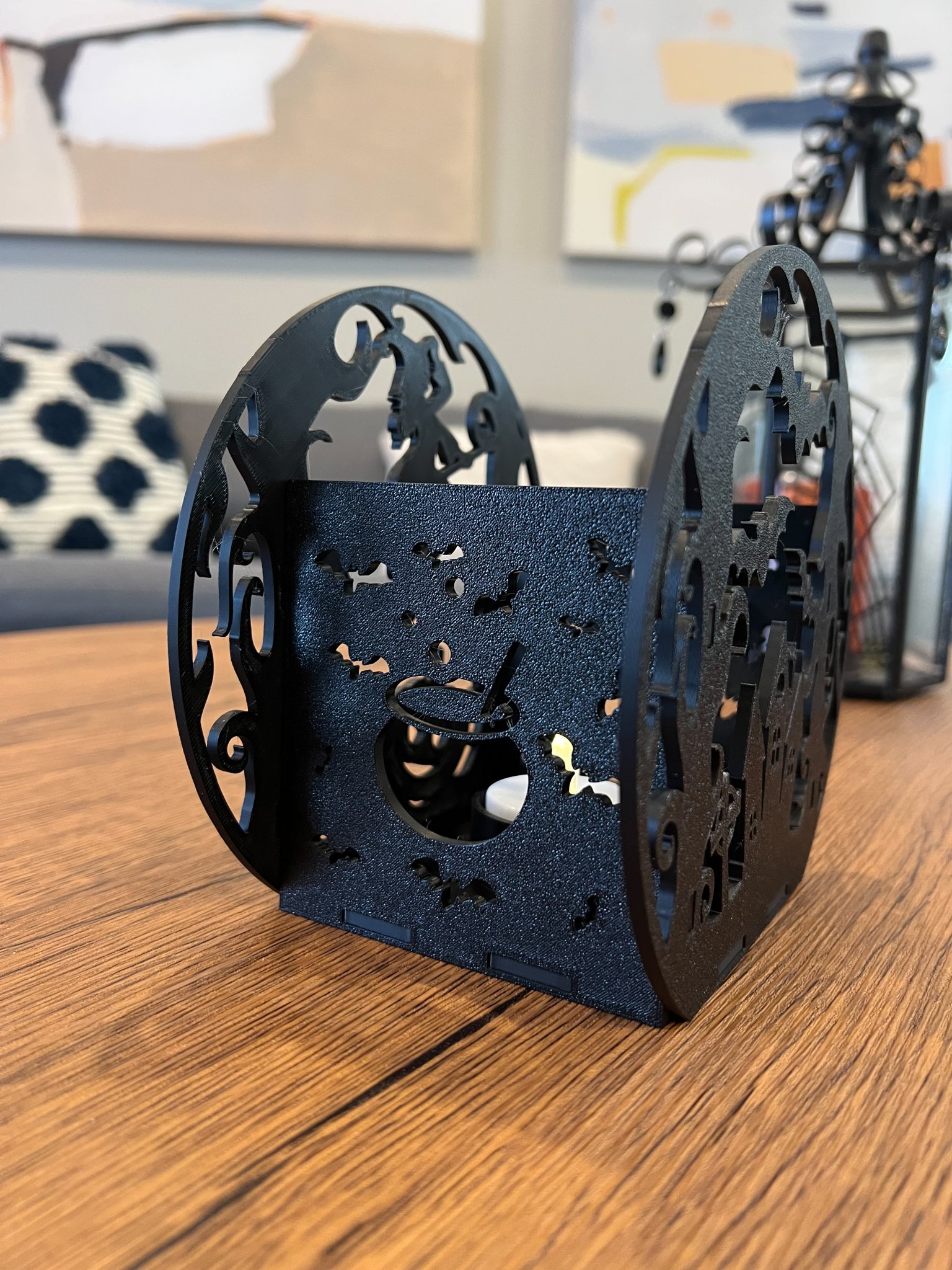 Giá đỡ nến Halloween với nhiều cảnh sắc bên hông