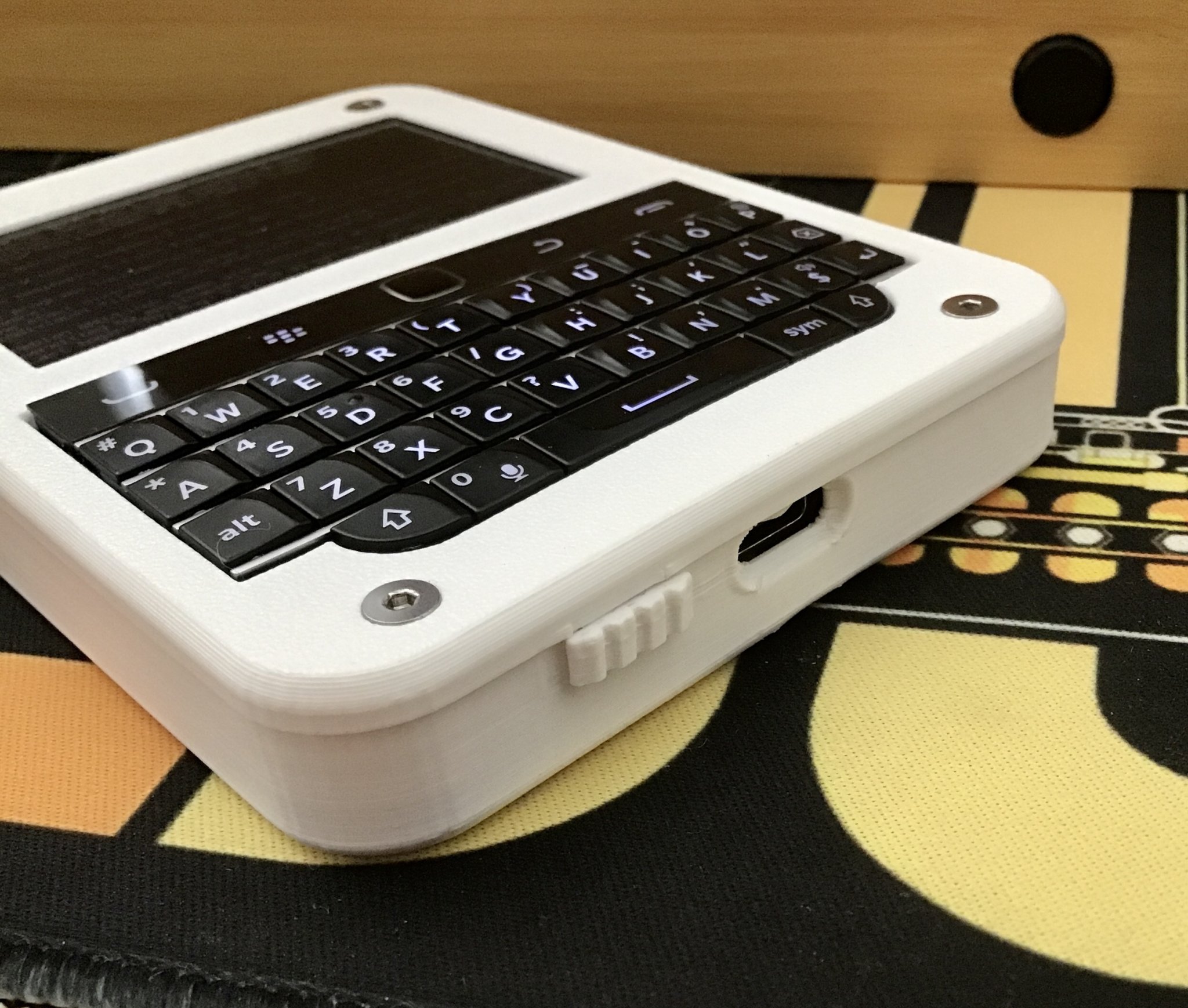 Vỏ Beepy mỏng cho Raspberry Pi với nút bên mở rộng