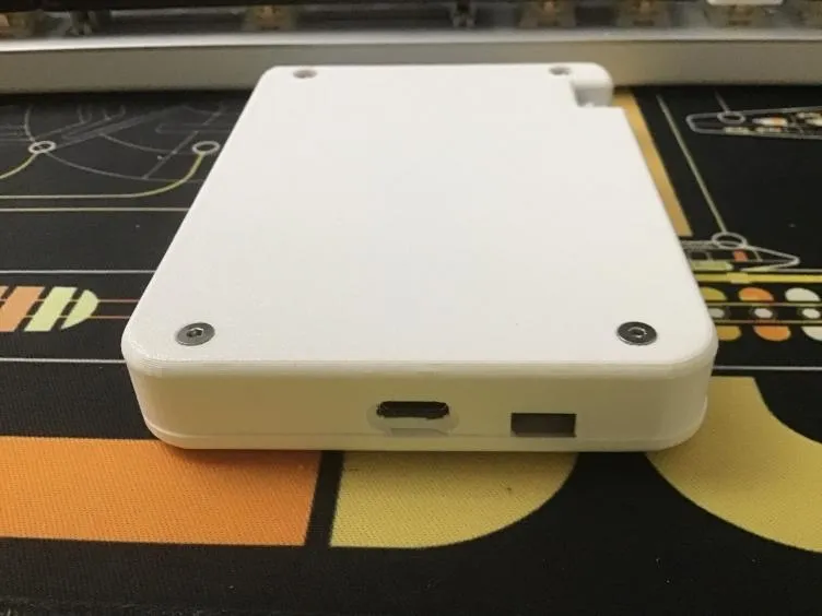 Vỏ Beepy mỏng cho Raspberry Pi với nút bên mở rộng