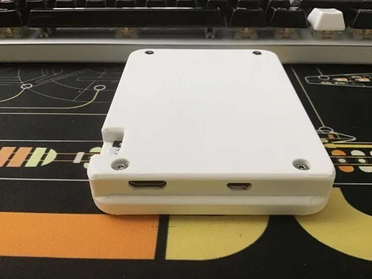 Vỏ Beepy mỏng cho Raspberry Pi với nút bên mở rộng